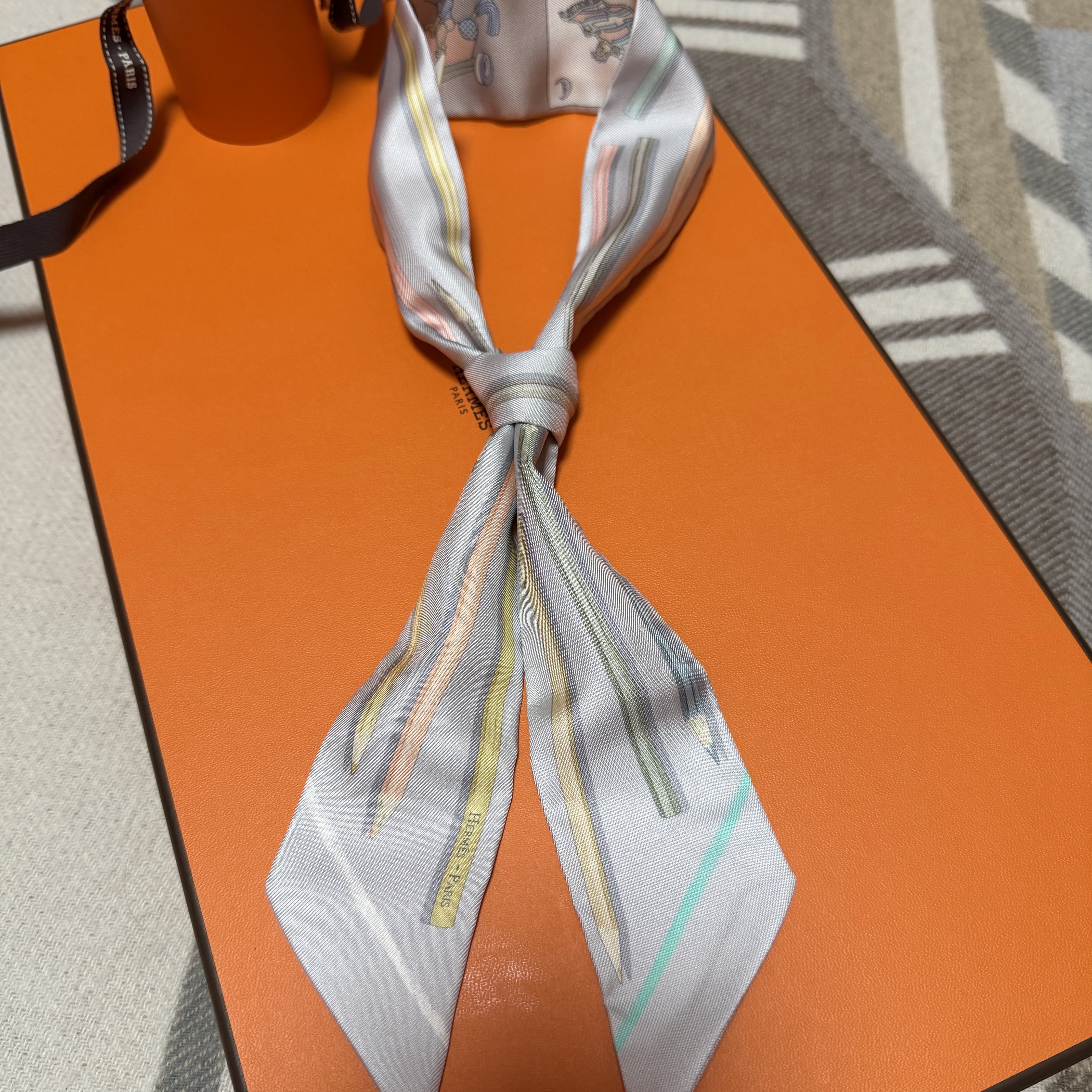 (W) Hermes a Vos Crayons et Carre Libre Twilly Gris Perle Jaune Pale Vert 착용 스타일 - 1