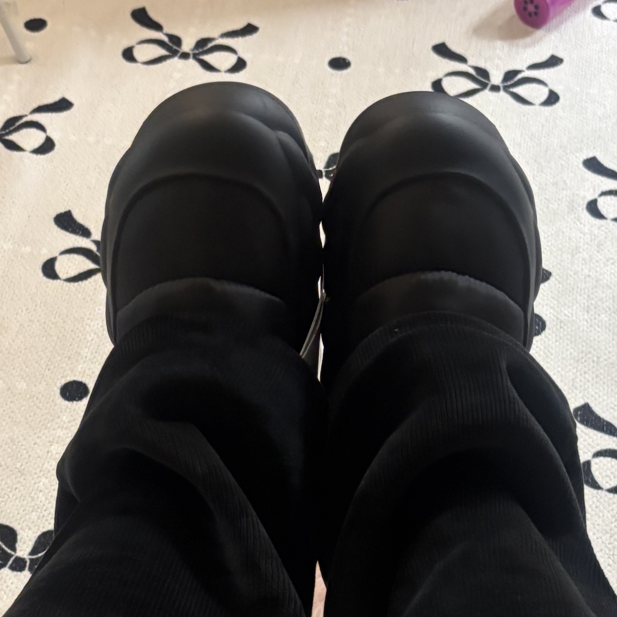 Crocs Overpuff Shorty Black 착용 스타일