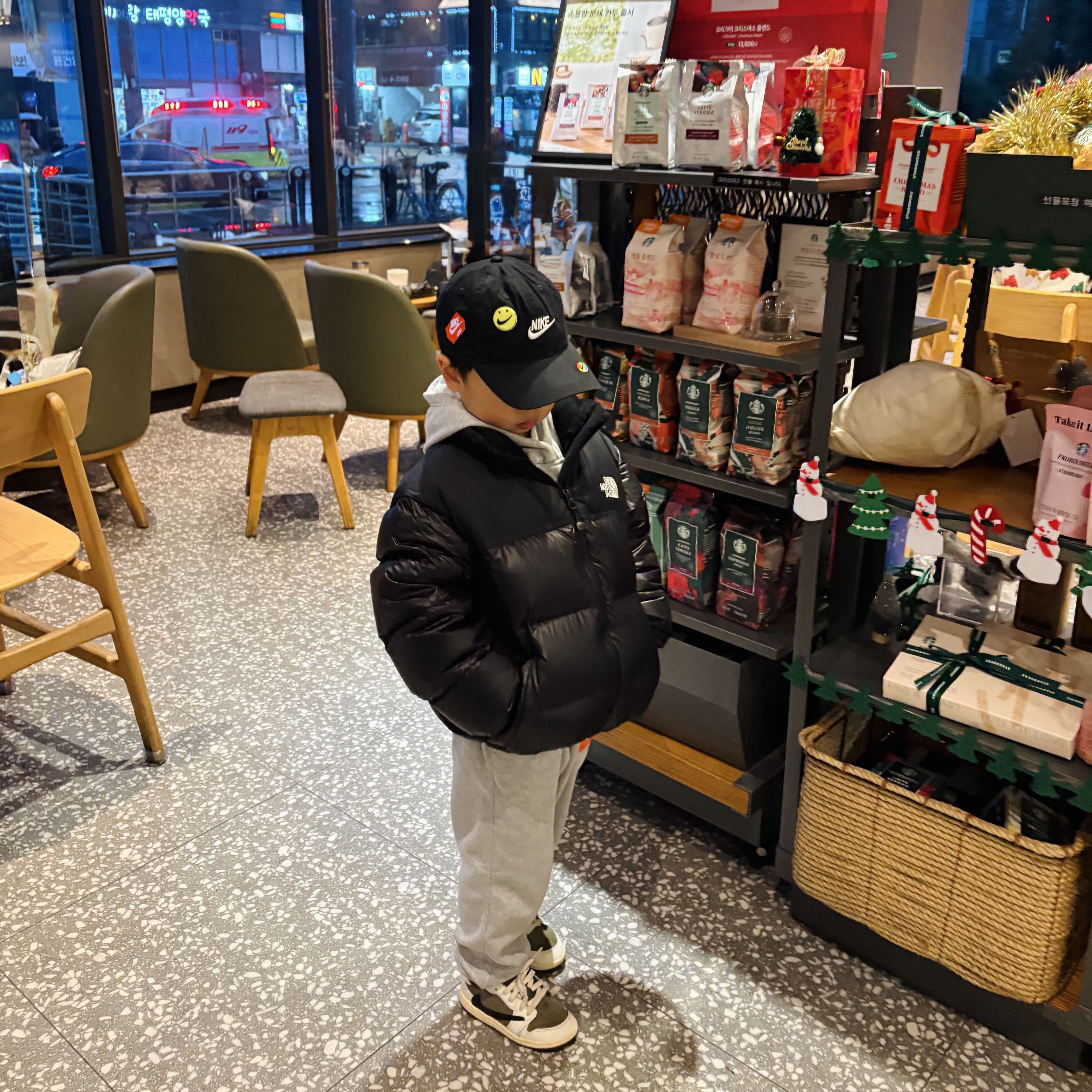 (Kids) The North Face 1996 Eco Nuptse Down Jacket Real Black, (TD) Jordan 1 x Travis Scott Retro Low OG SP Reverse Olive 착용 스타일 - 2