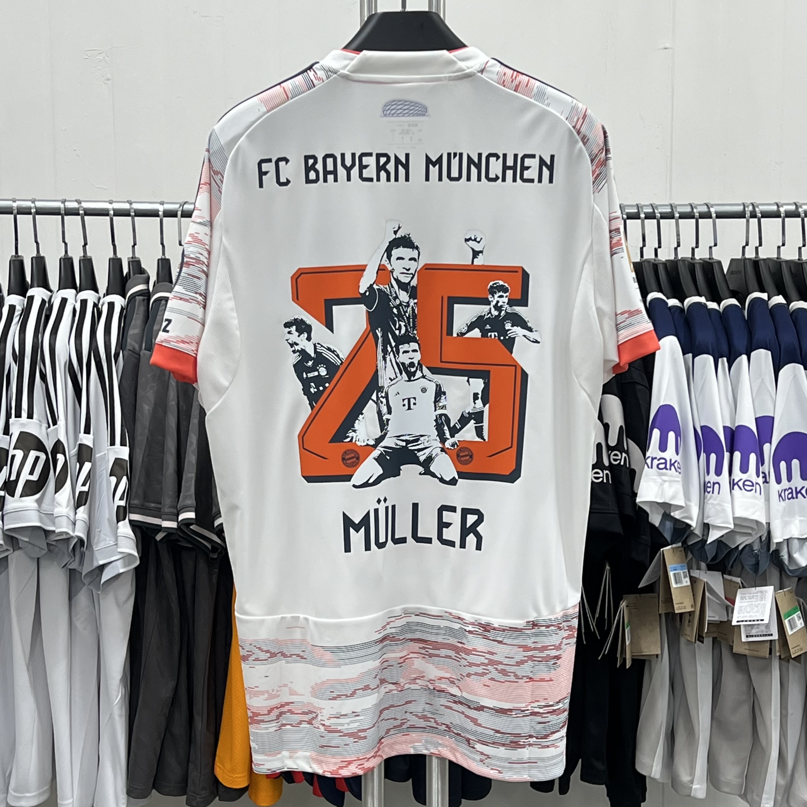 Adidas Bayern Munchen 2024/25 Home Jersey Red - KR Sizing (Non Marking Ver.), Adidas Bayern Munchen 2023/24 Home Jersey White Red - KR Sizing (Non Marking Ver.) 착용 스타일 - 1
