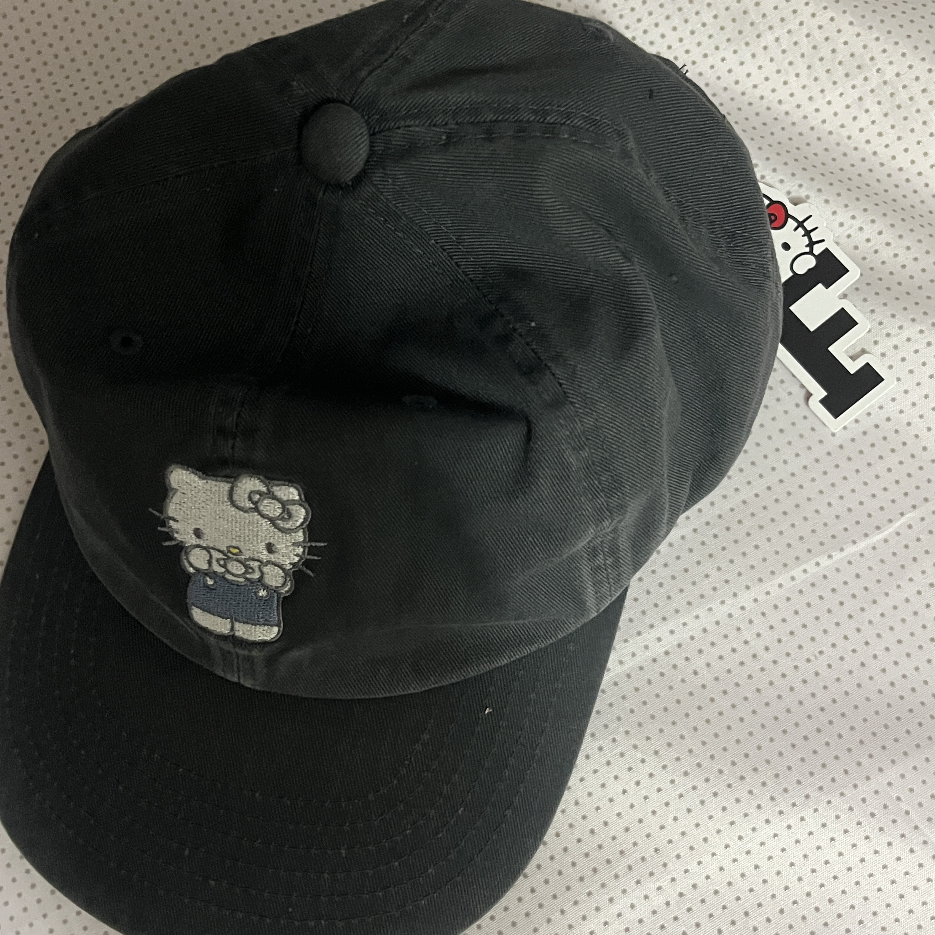 Farven x Hello Kitty Washed  Embroidered Ball Cap_Charcoal 착용 스타일 - 2