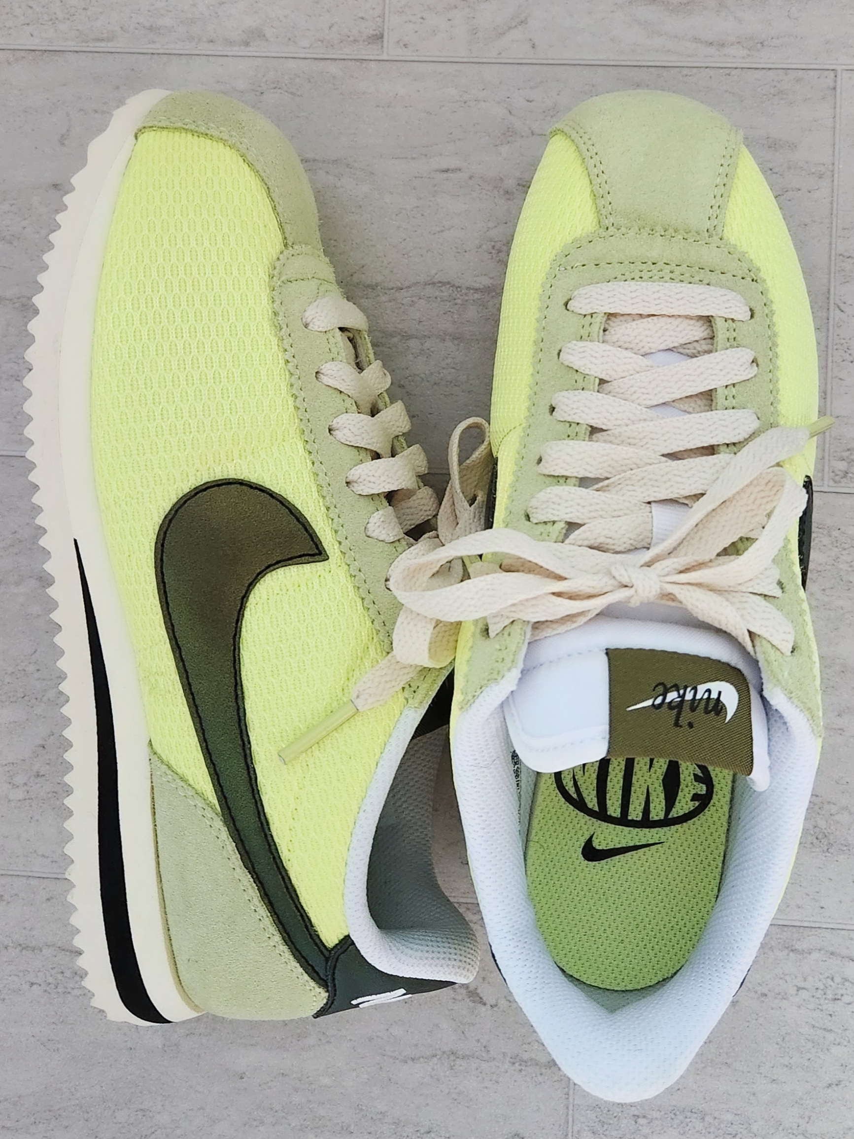 Nike Cortez TXT Light Lemon Twist Coconut Milk 착용 스타일