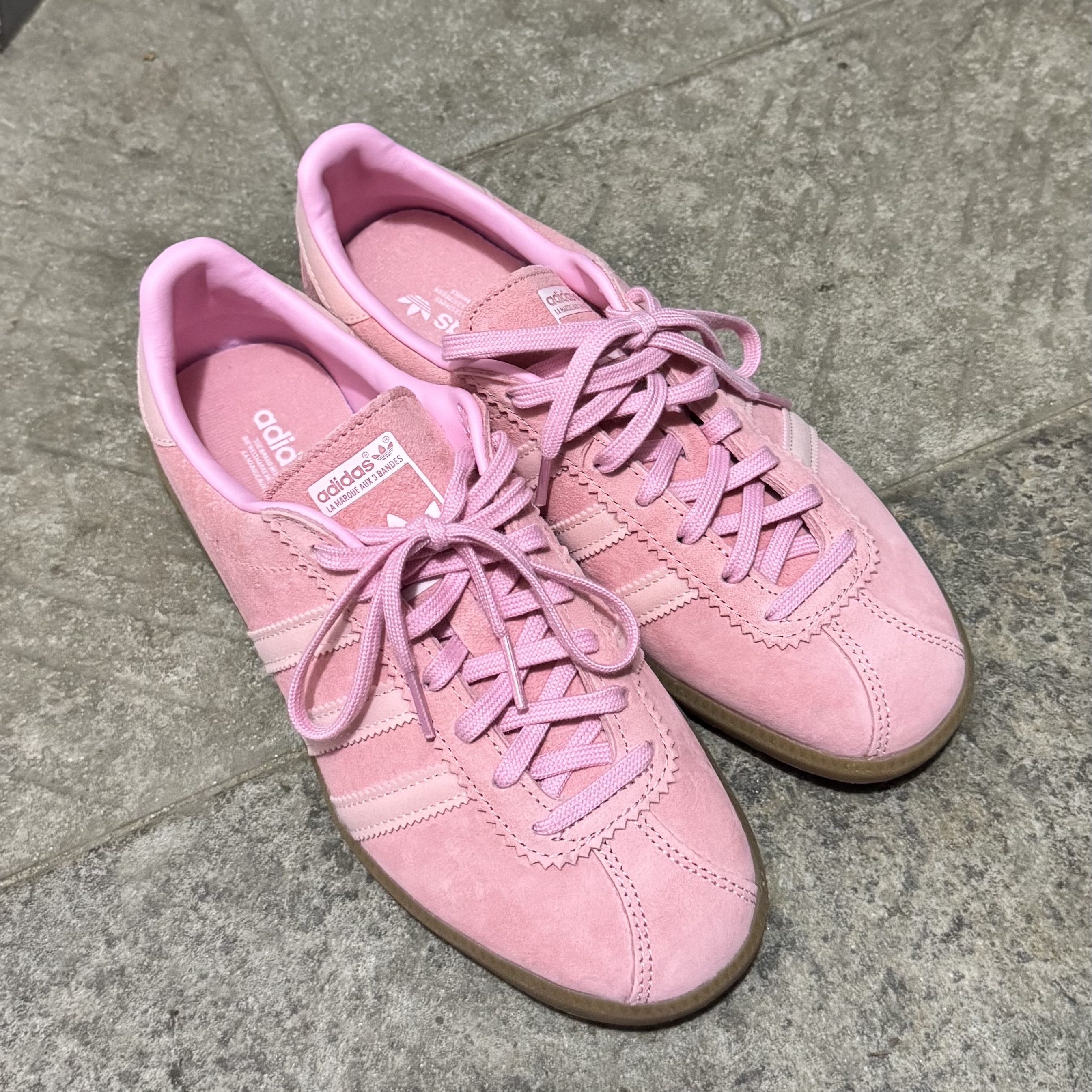 Adidas Bermuda Glow Pink 착용 스타일