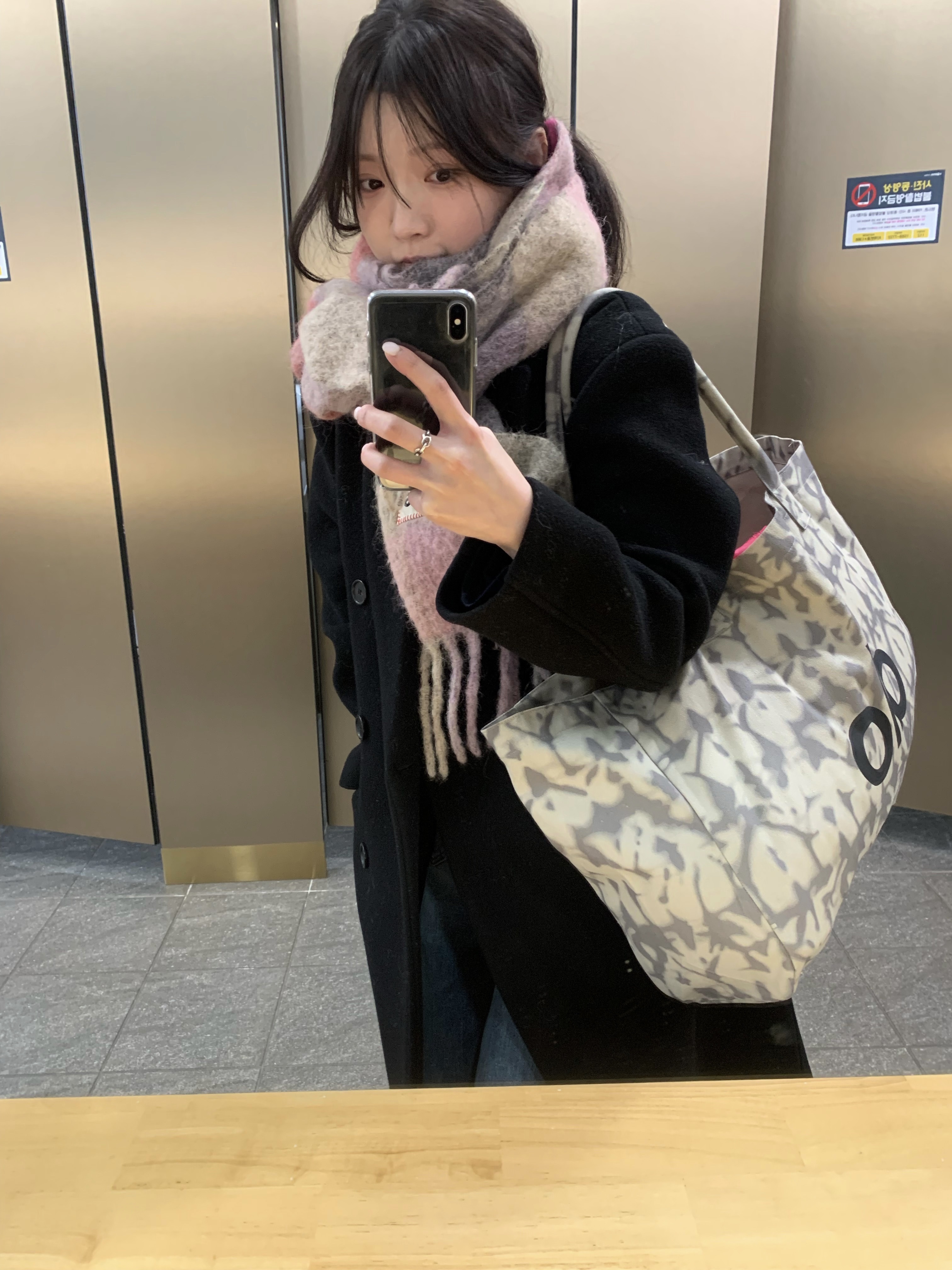Alo Yoga Iconic Shopper Tote Bag Grey Tiedye, Acne Studios Mohair Check Muffler Fuchsia Lilac Pink 착용 스타일 - 2