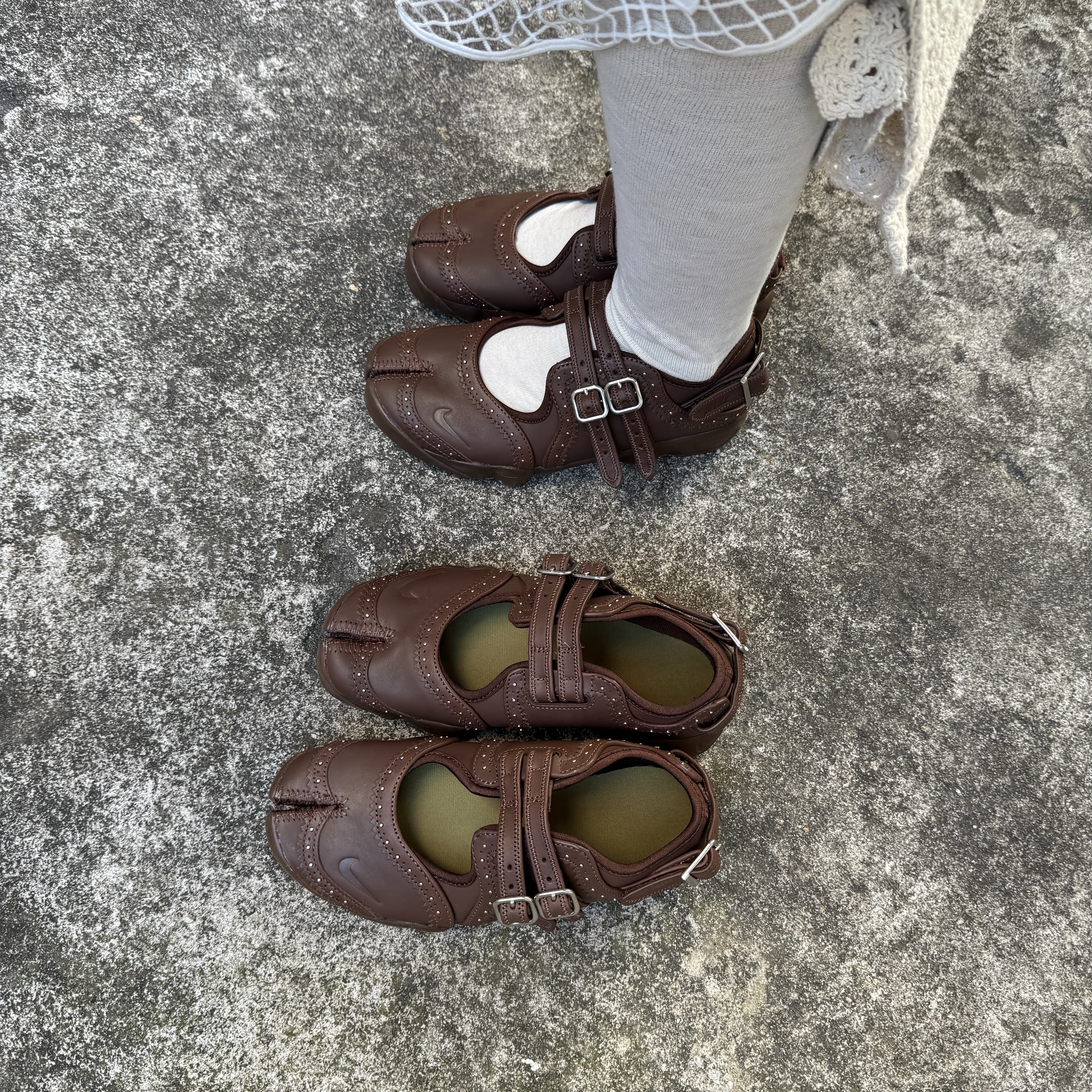 (W) Nike Air Rift Light British Tan 착용 스타일 - 2