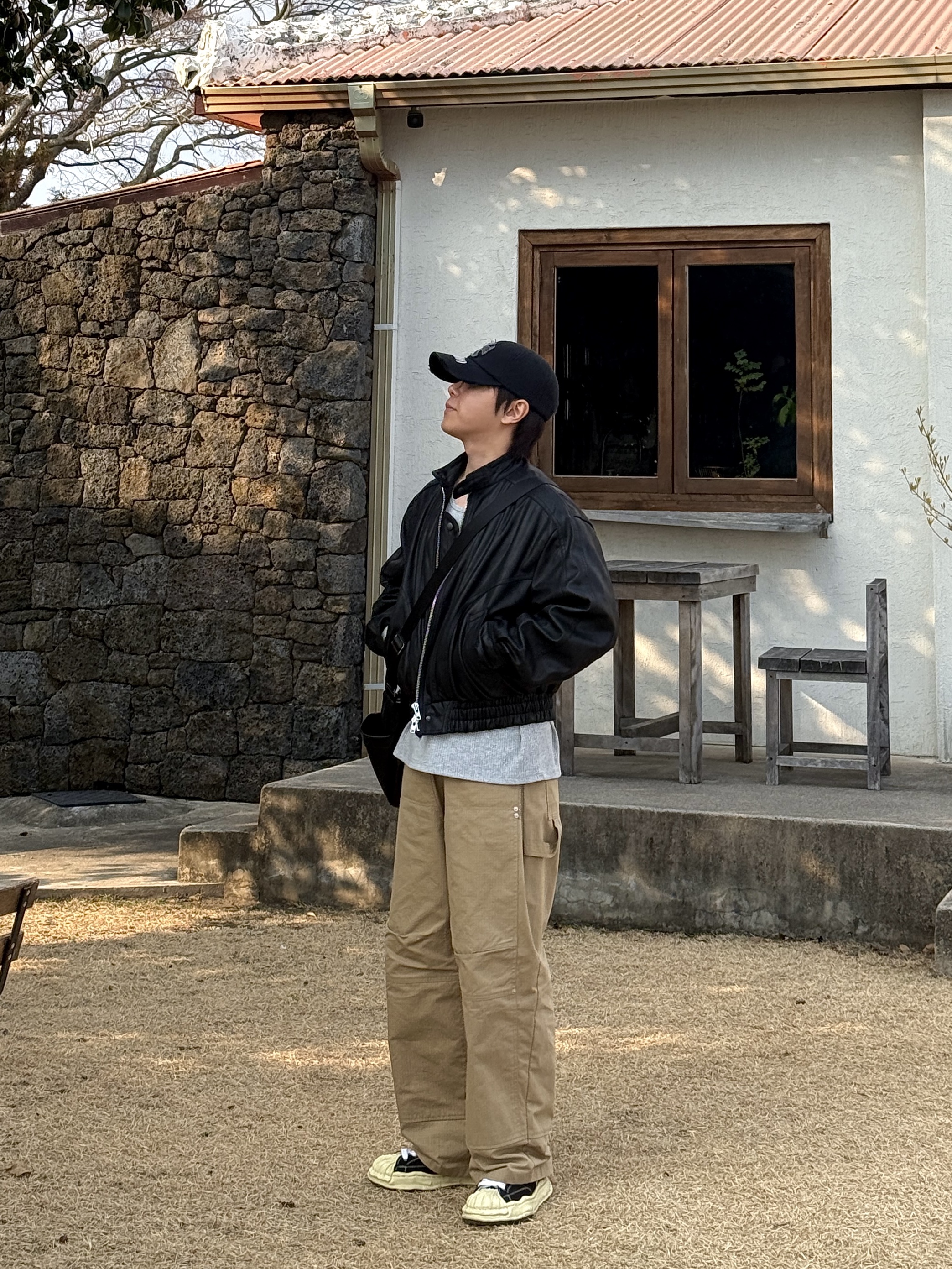 Maison Mihara Yasuhiro Blakey VL OG Sole Canvas Low-top Sneakers Black, ETCE Cross Destroyed Cap Black 착용 스타일