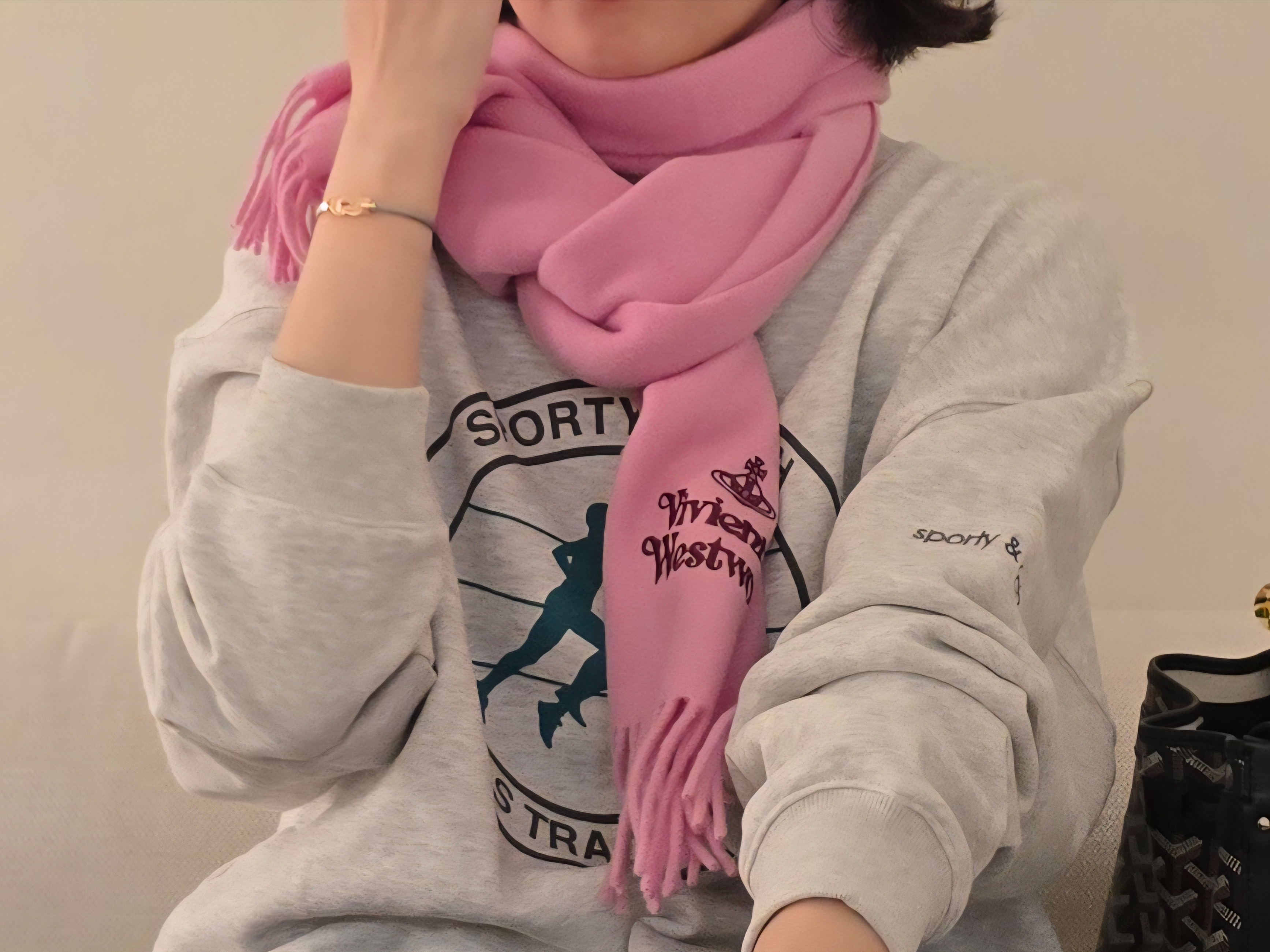 Vivienne Westwood Embroidered Logo Muffler Pink, Adidas Sporty & Rich Sweater Light Grey Heather - US Sizing 착용 스타일 - 2