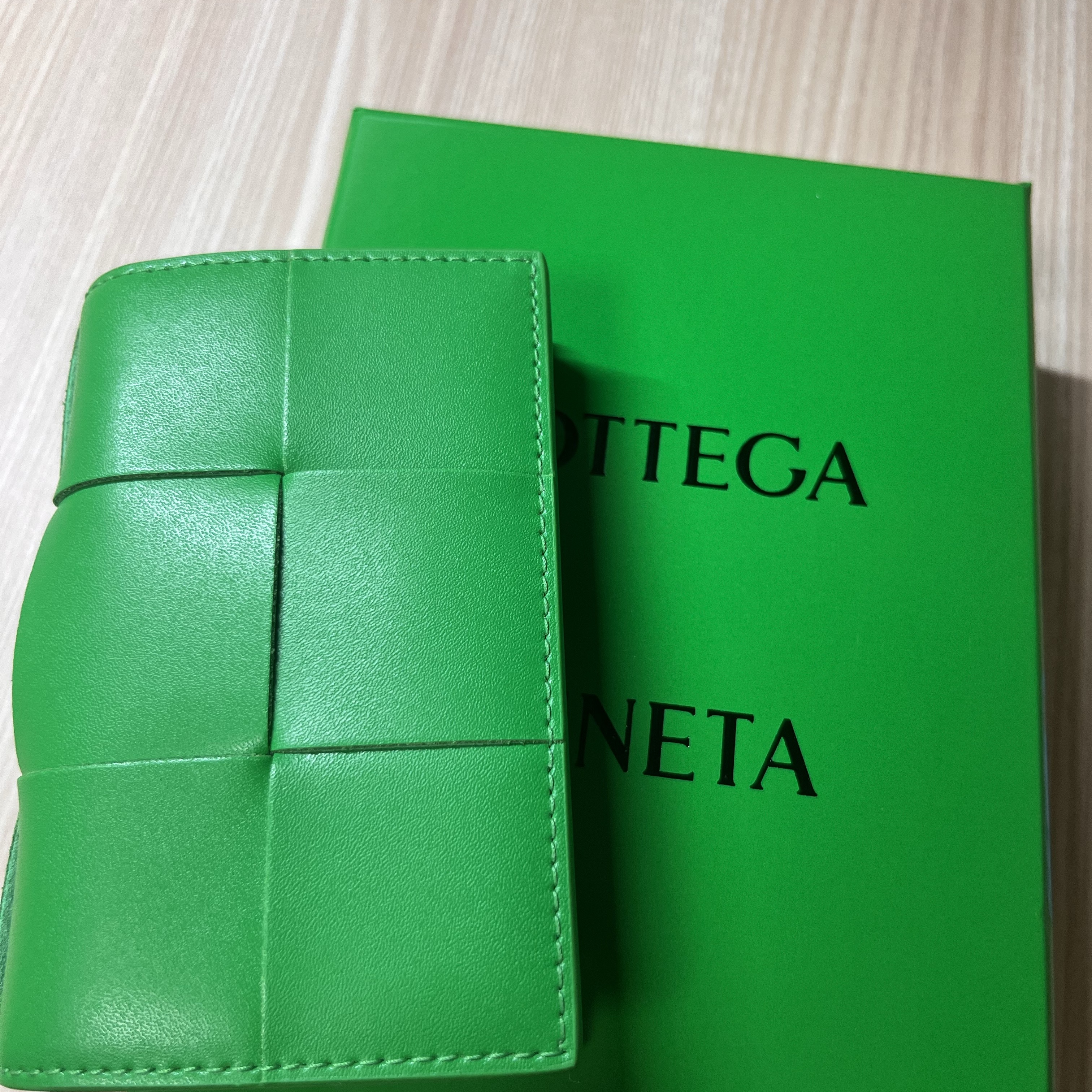 Bottega Veneta Flap Card Case Parakeet 착용 스타일