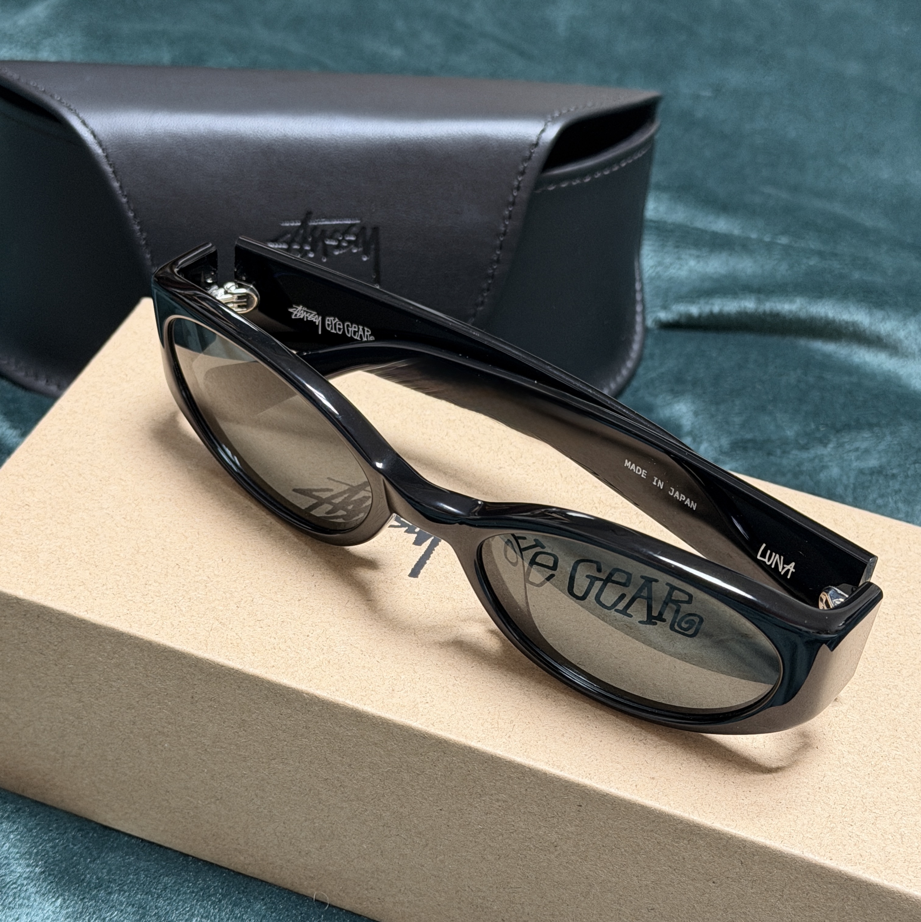 Stussy Luna Sunglasses Black Black Lens 착용 스타일