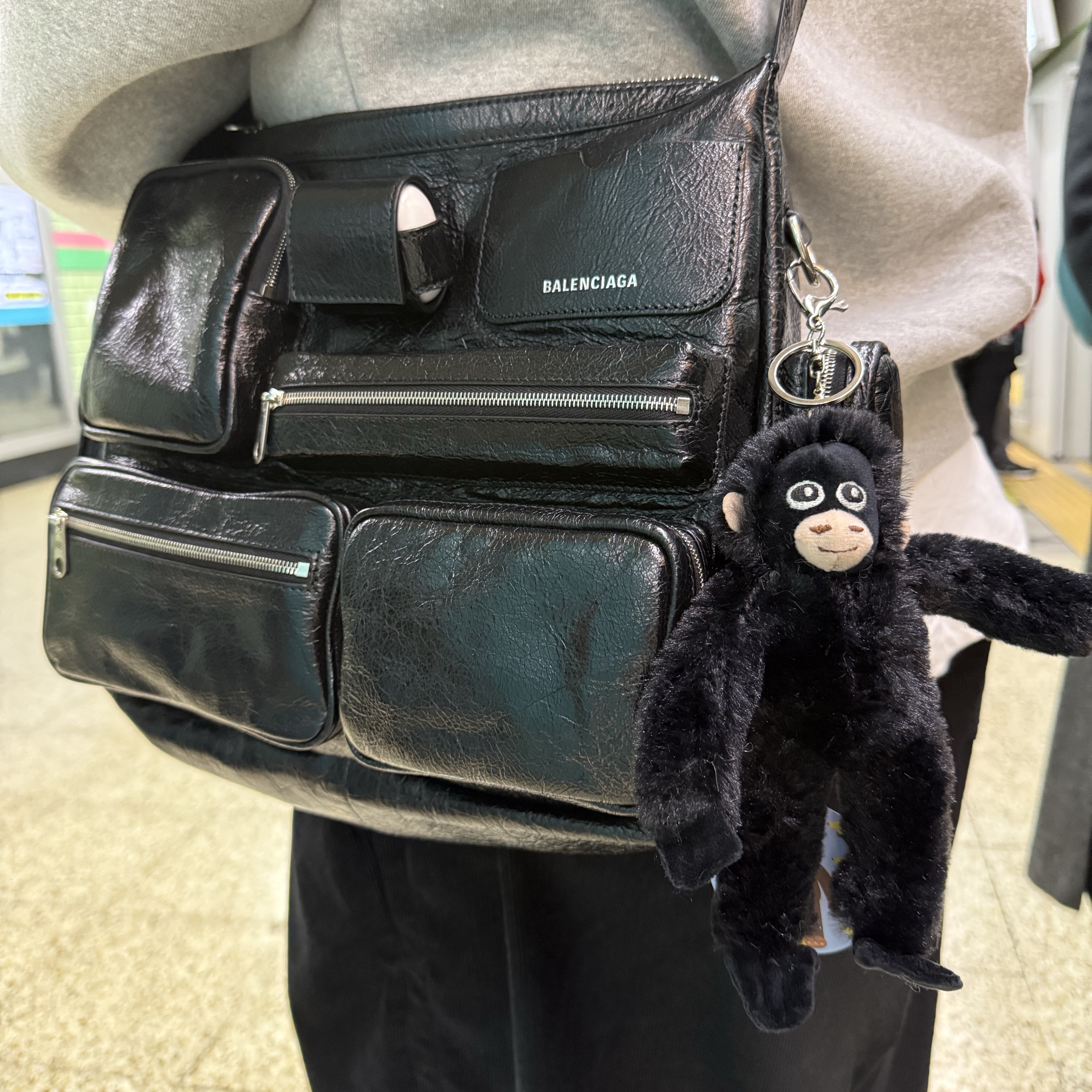 Balenciaga Superbusy Messenger Bag Black 착용 스타일 - 2