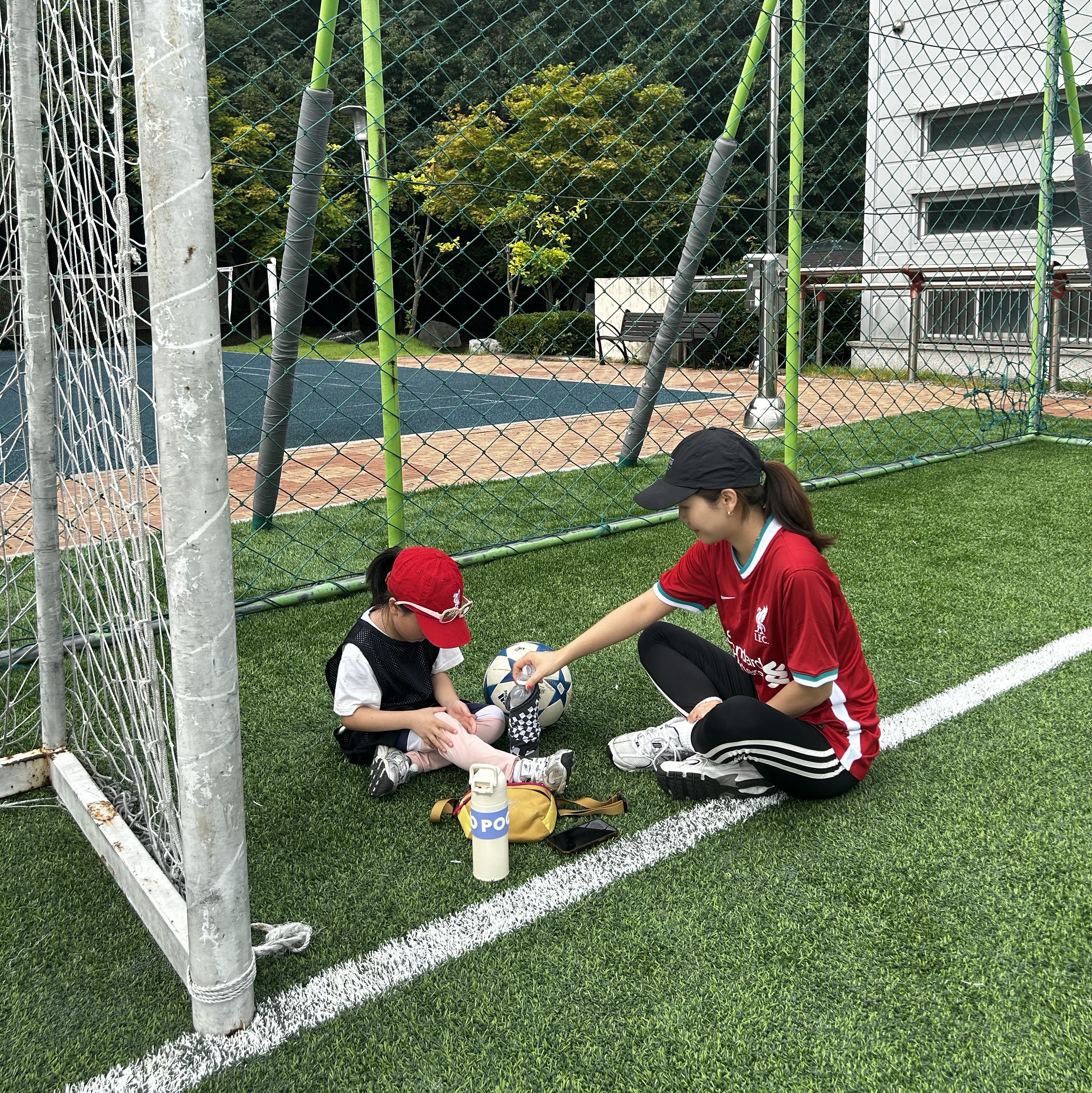 Nike Liverpool FC 2020/21 Dri-Fit Stadium Home SS Jersey Gym Red (Non Marking Ver.), New Balance 530 White 착용 스타일