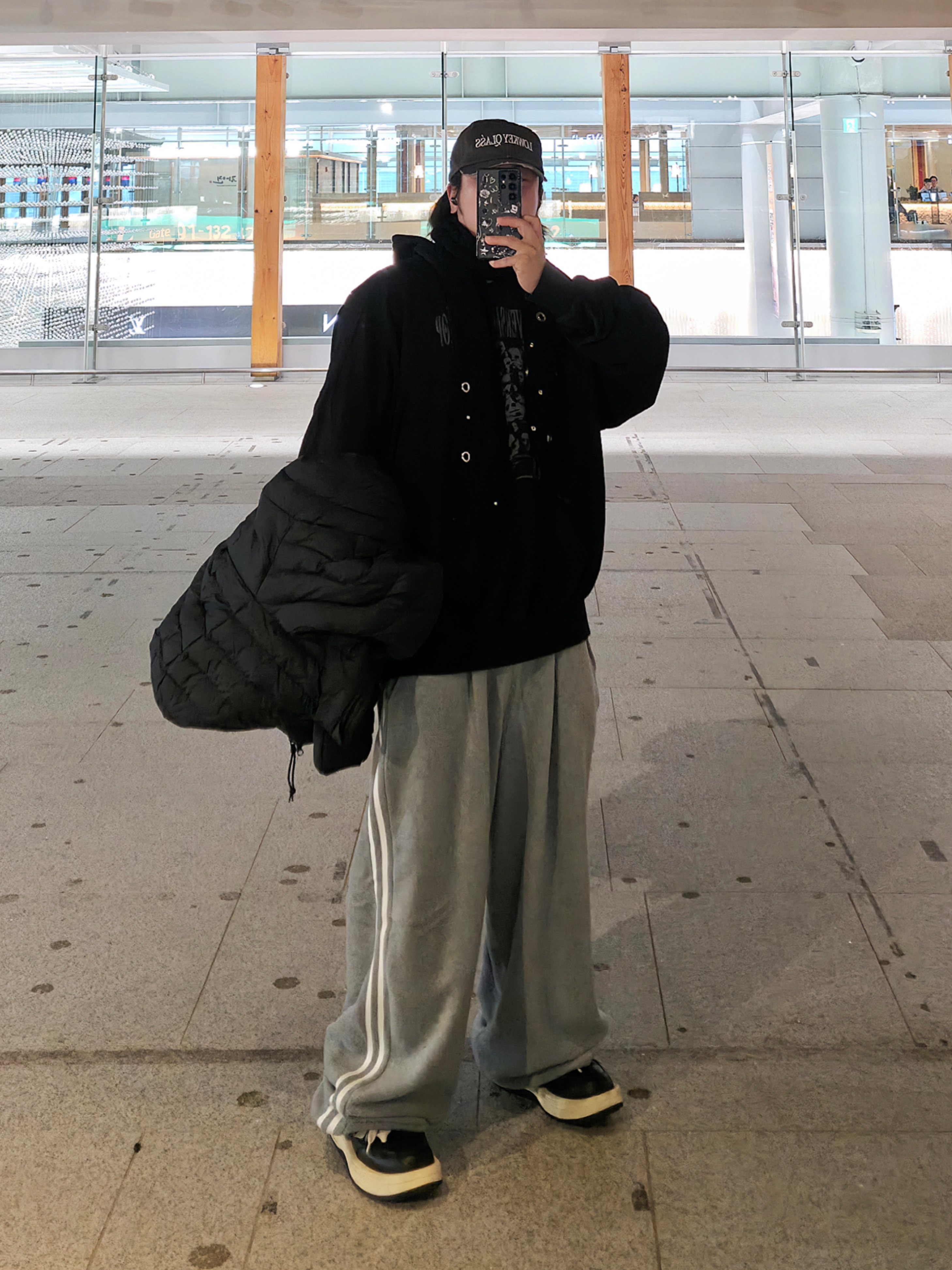 Undermycar 50th of Hiphop Anniversary Oversized Hoodie Real Black, DAUSPICE Eyelet Stud Muffler Black 착용 스타일 - 1