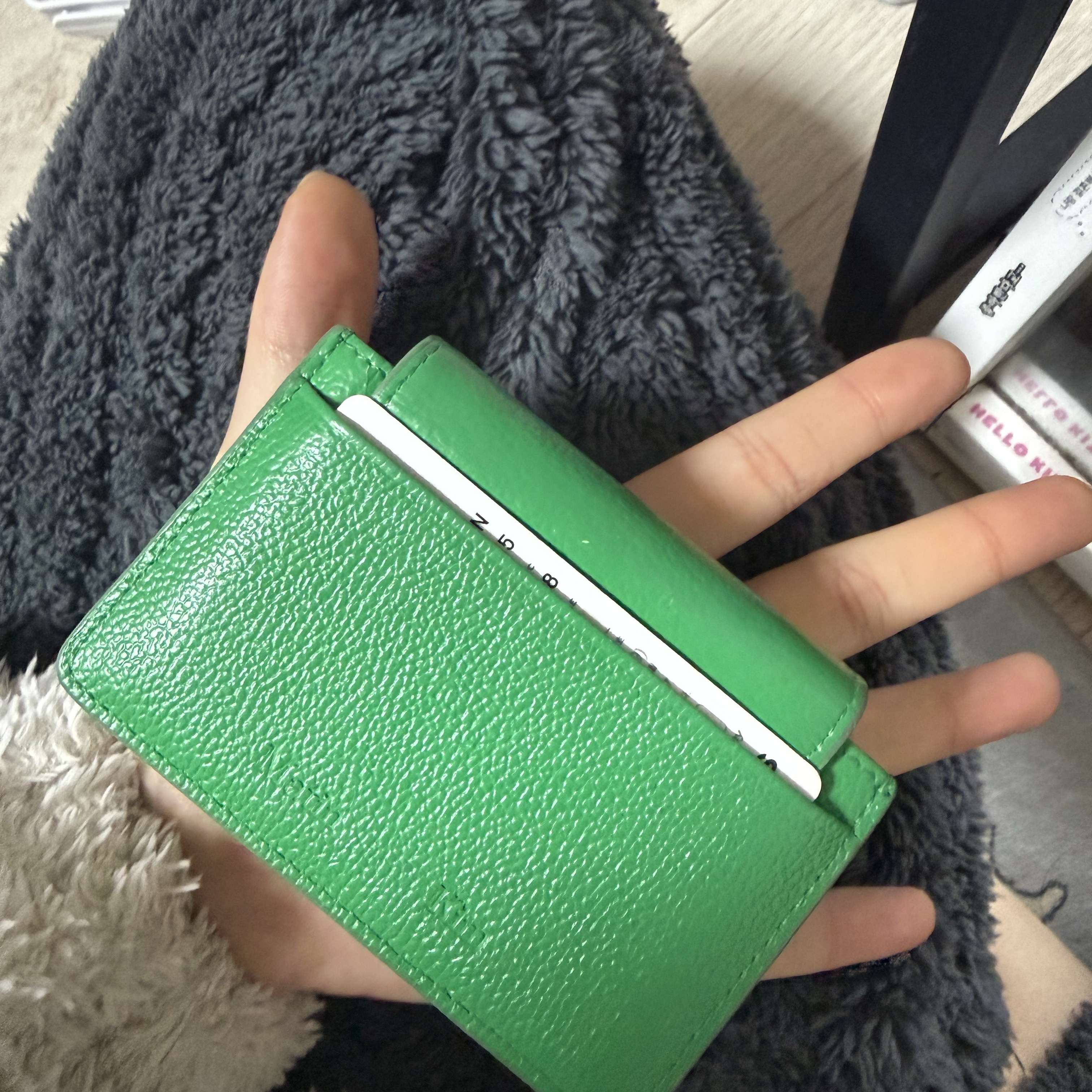 Matin Kim Accordion Wallet Green 착용 스타일 - 2