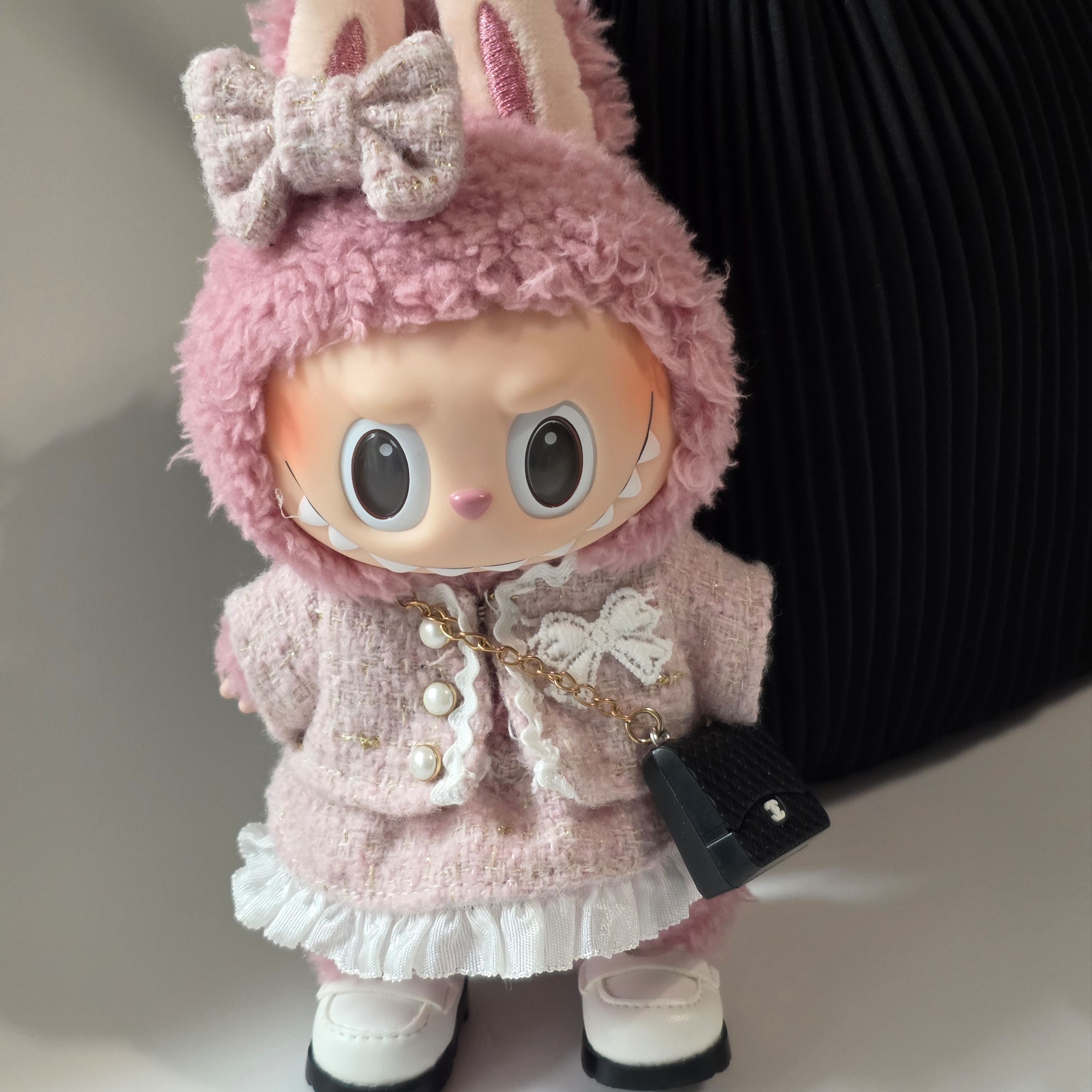 COS Scallop Crossbody Bag Black, Pop Mart Labubu The Monsters Labubu Tasty Macarons Series Lyche Berry Keyring 착용 스타일 - 2