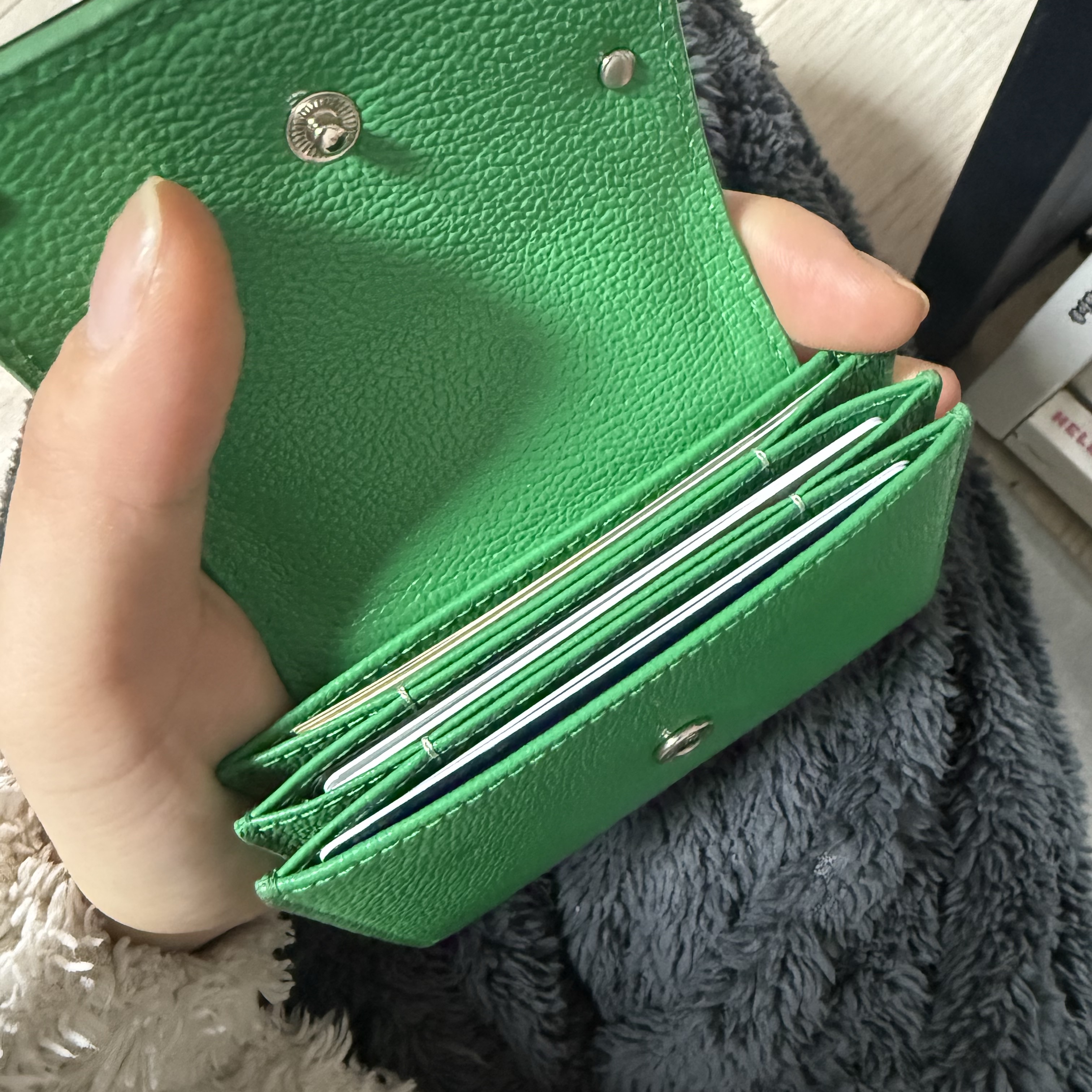 Matin Kim Accordion Wallet Green 착용 스타일 - 3