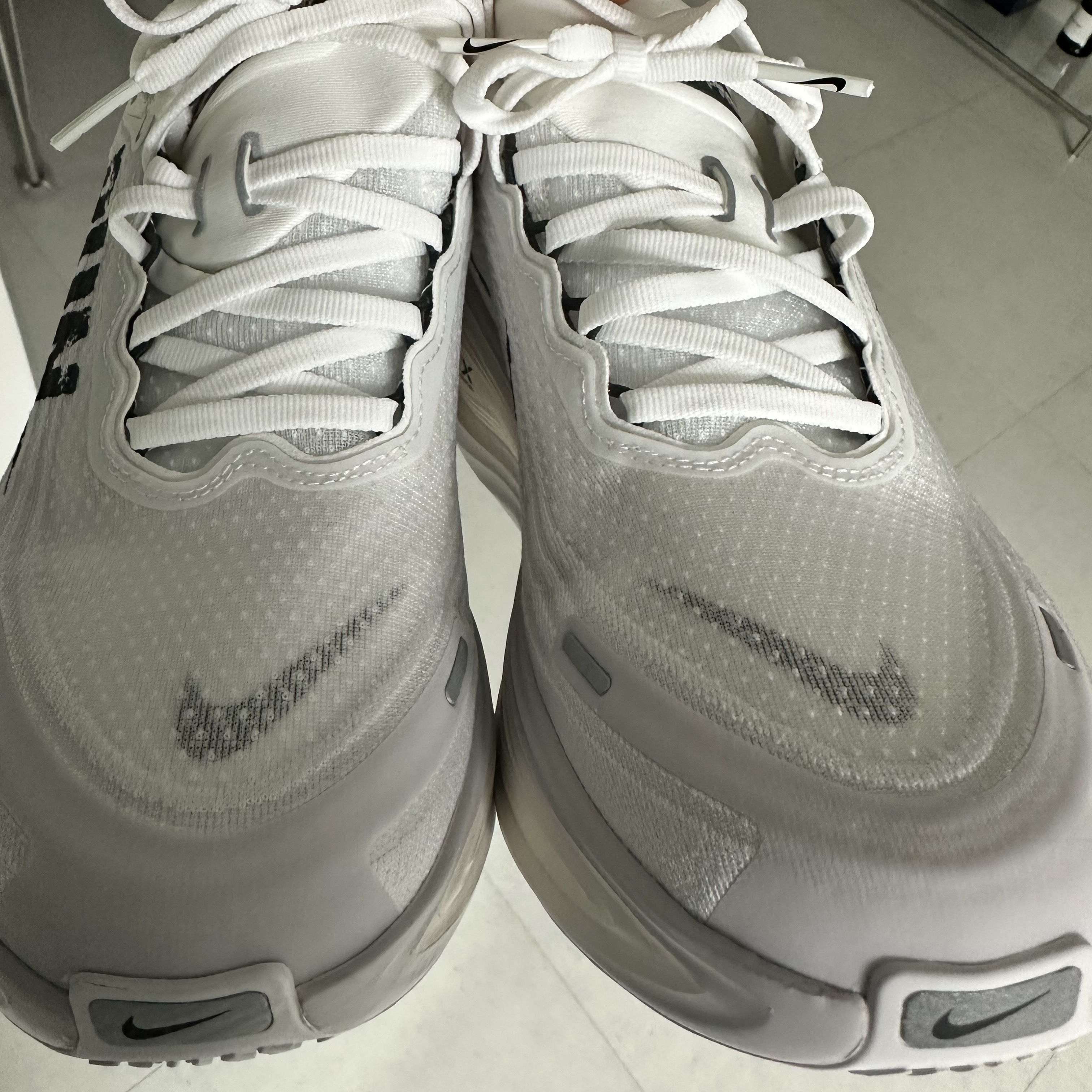 Nike Vomero Plus RUN Summit White Vast Grey 착용 스타일 - 1