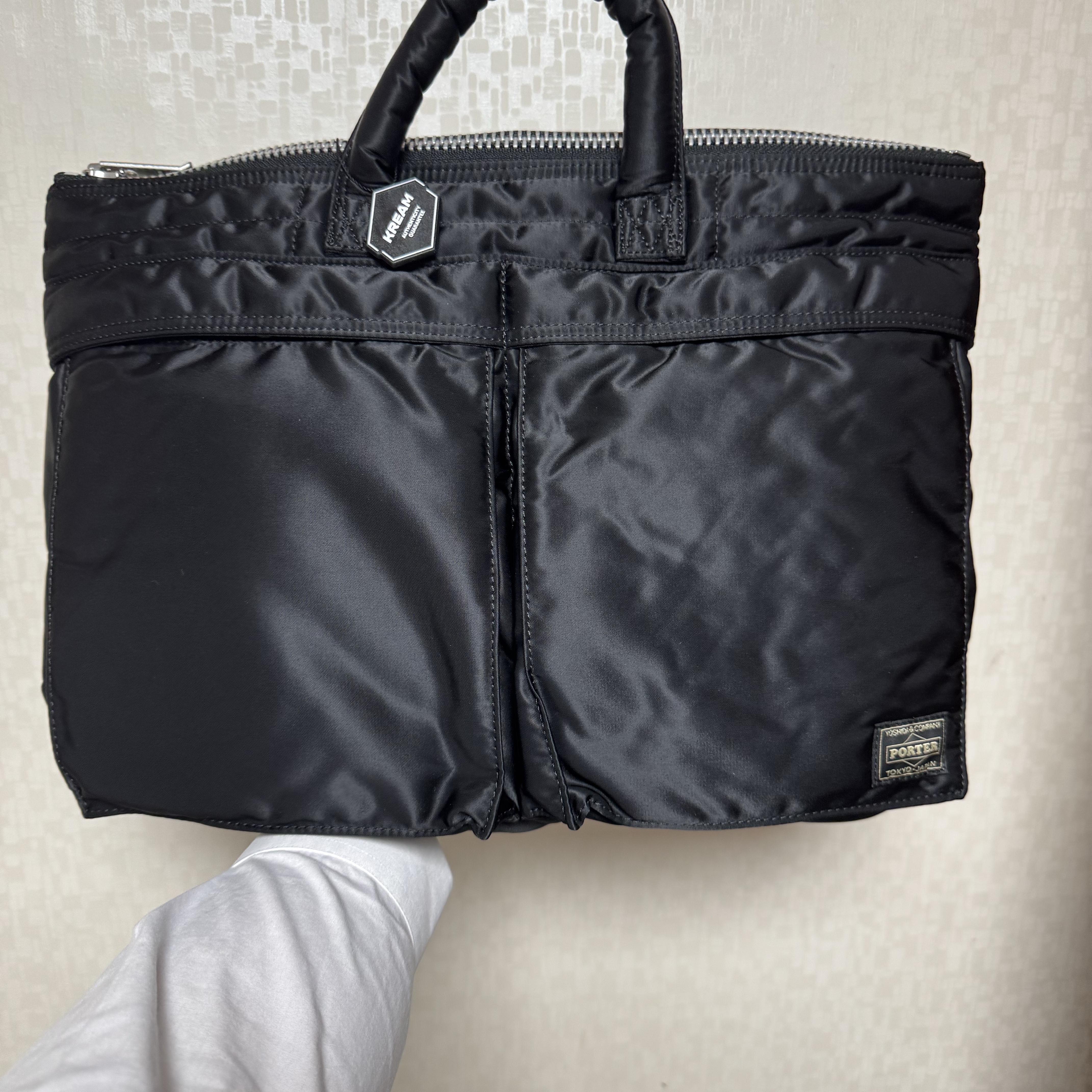 Porter All New Tanker Short Helmet Bag Black 착용 스타일