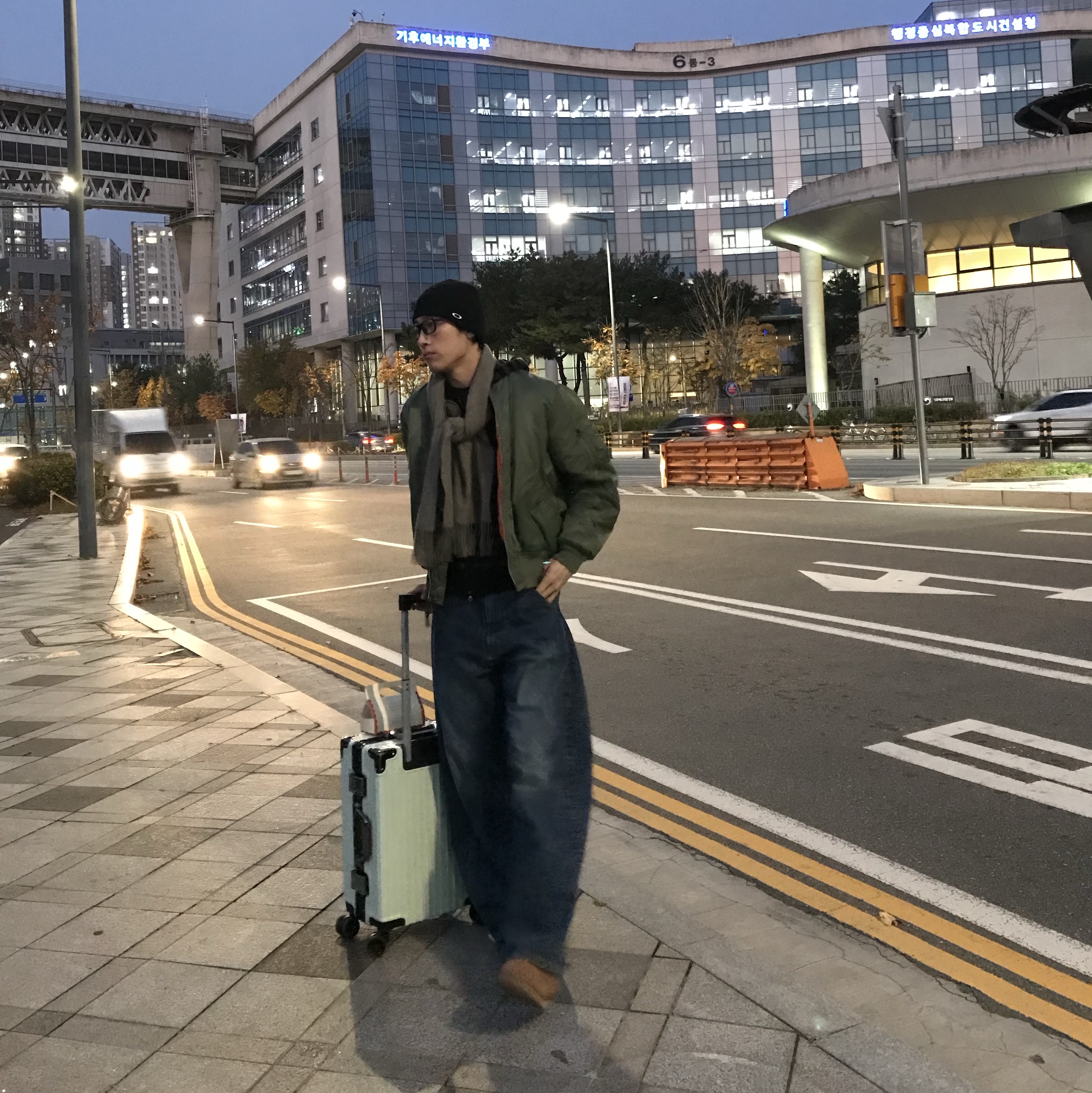 ALPHA INDUSTRIES MA-1 Flight Jacket Sage 착용 스타일 - 1