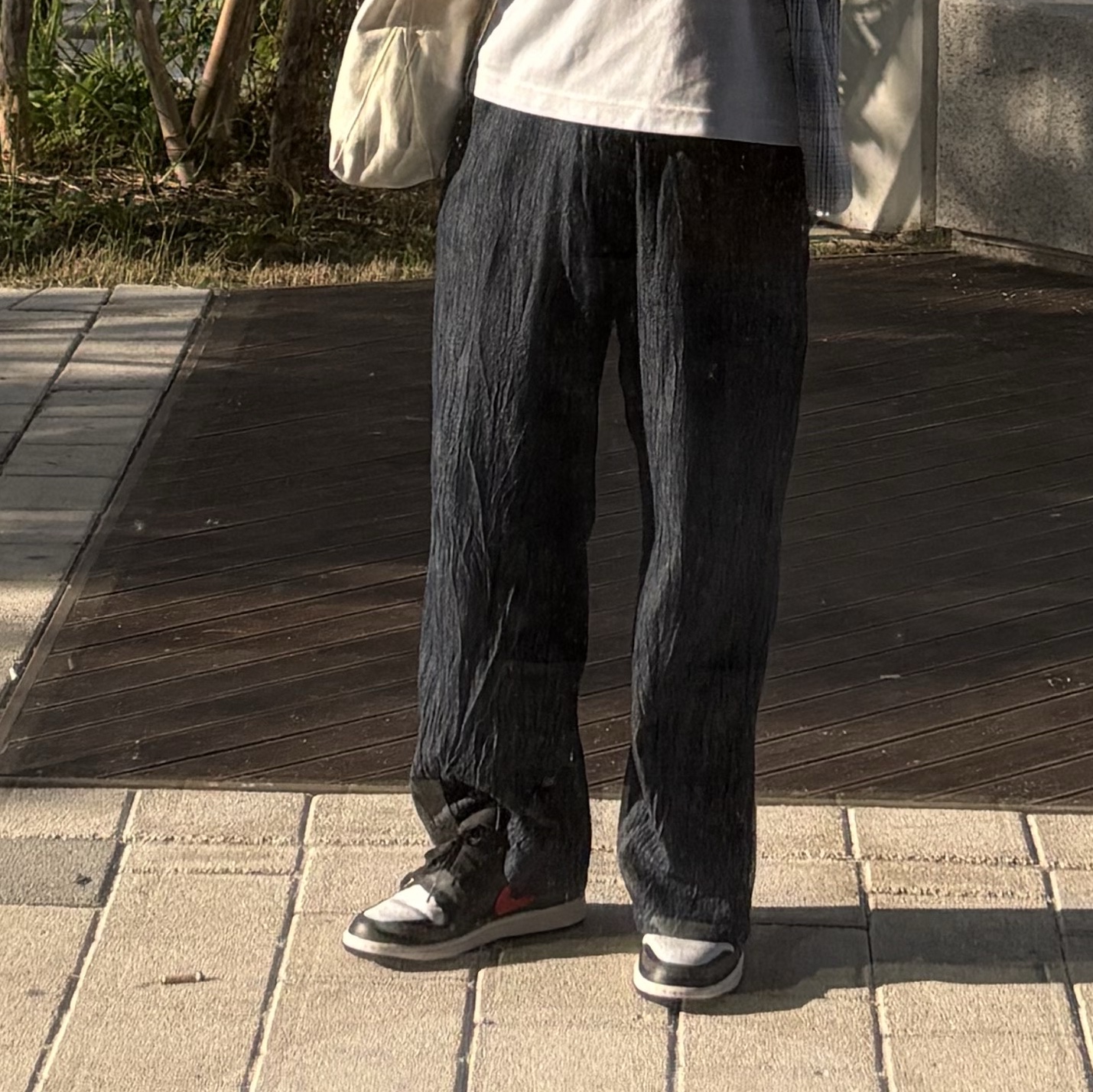 Jordan 1 Low Black Fire Red 착용 스타일 - 2