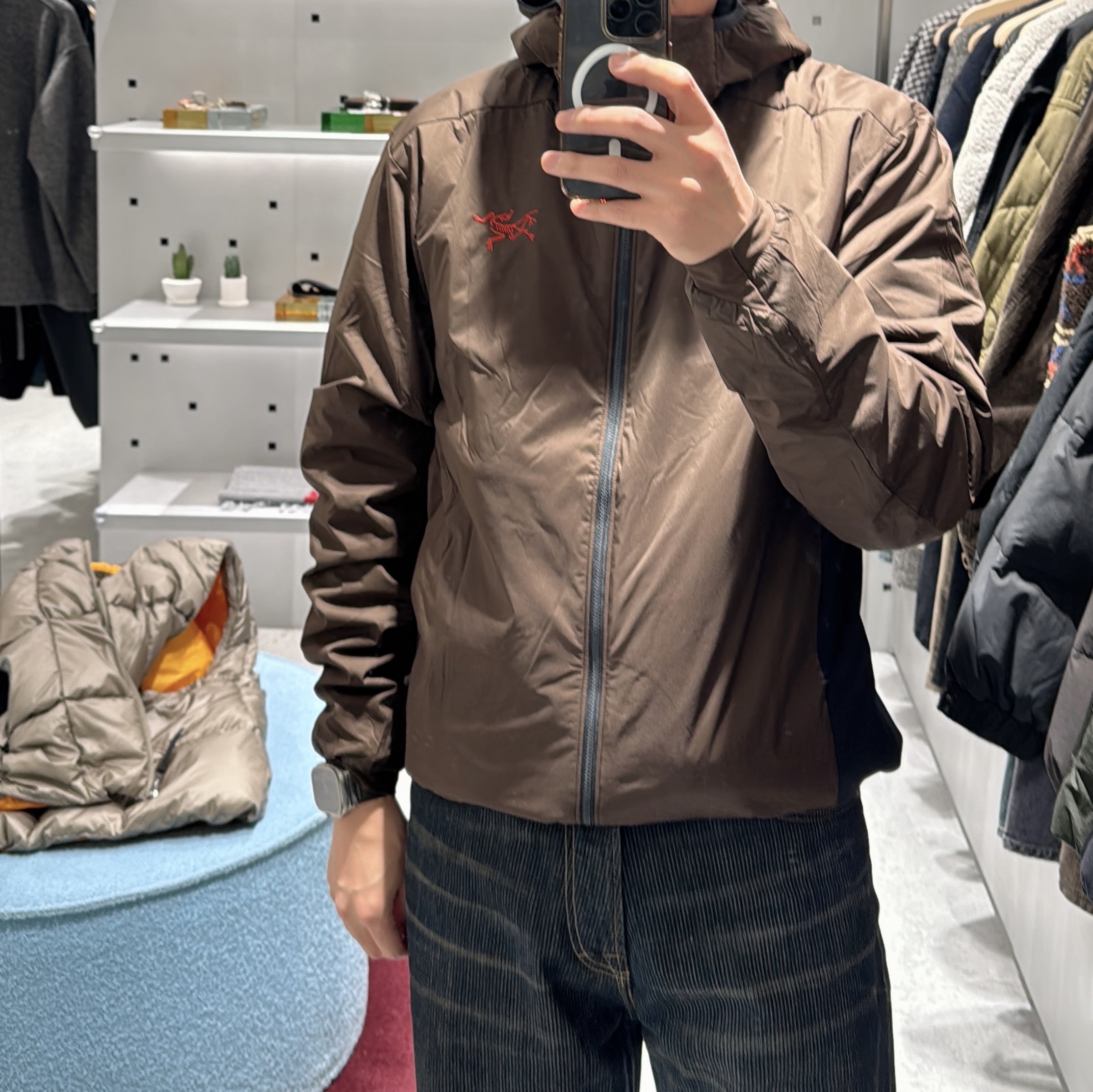 Arc'teryx Atom Hoody Black 착용 스타일 - 2
