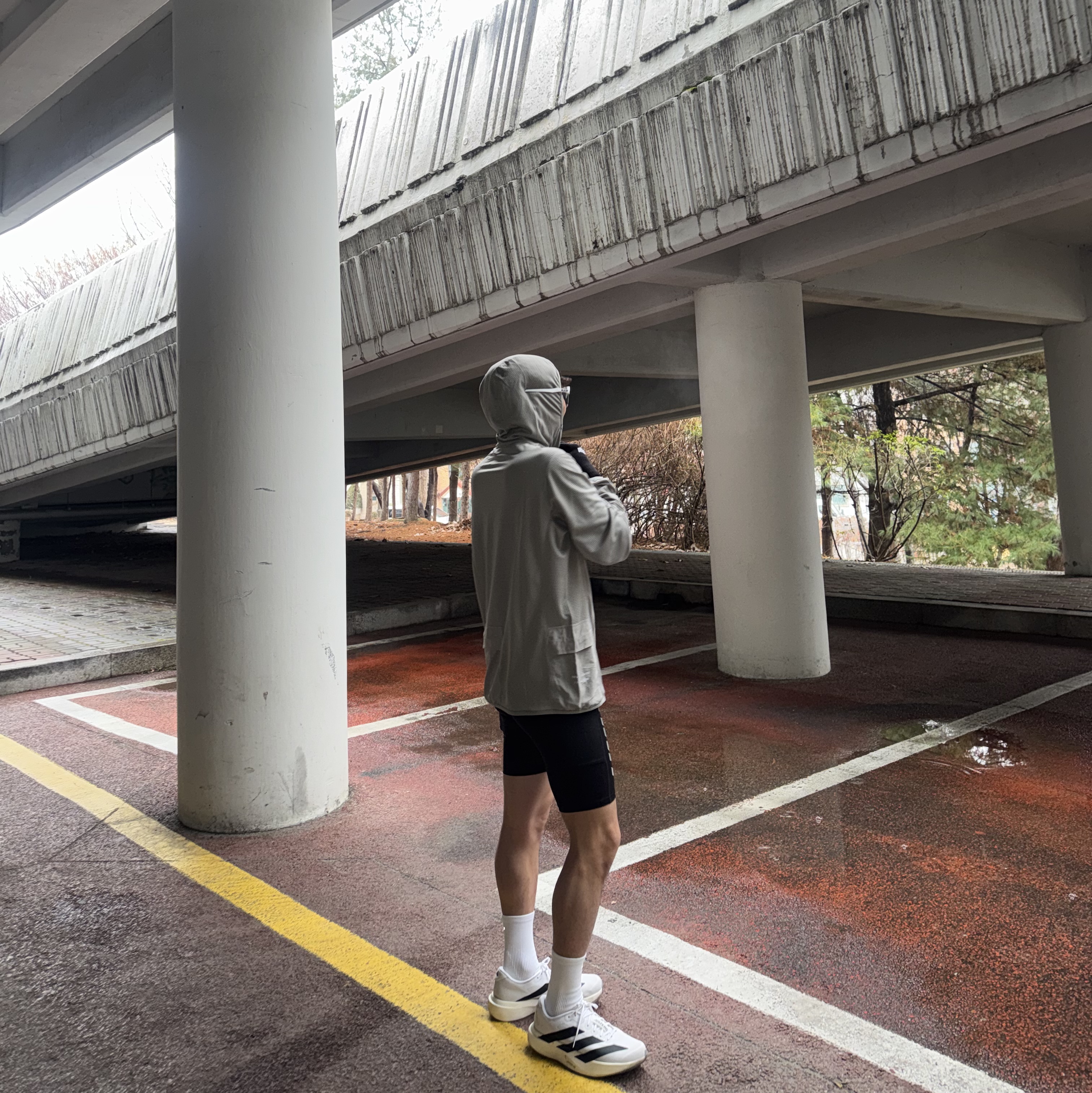 [KREAM 단독] runwhither Light Hoodie Sleeve Light Khaki, [KREAM 단독] runwhither Half Tights Black 착용 스타일