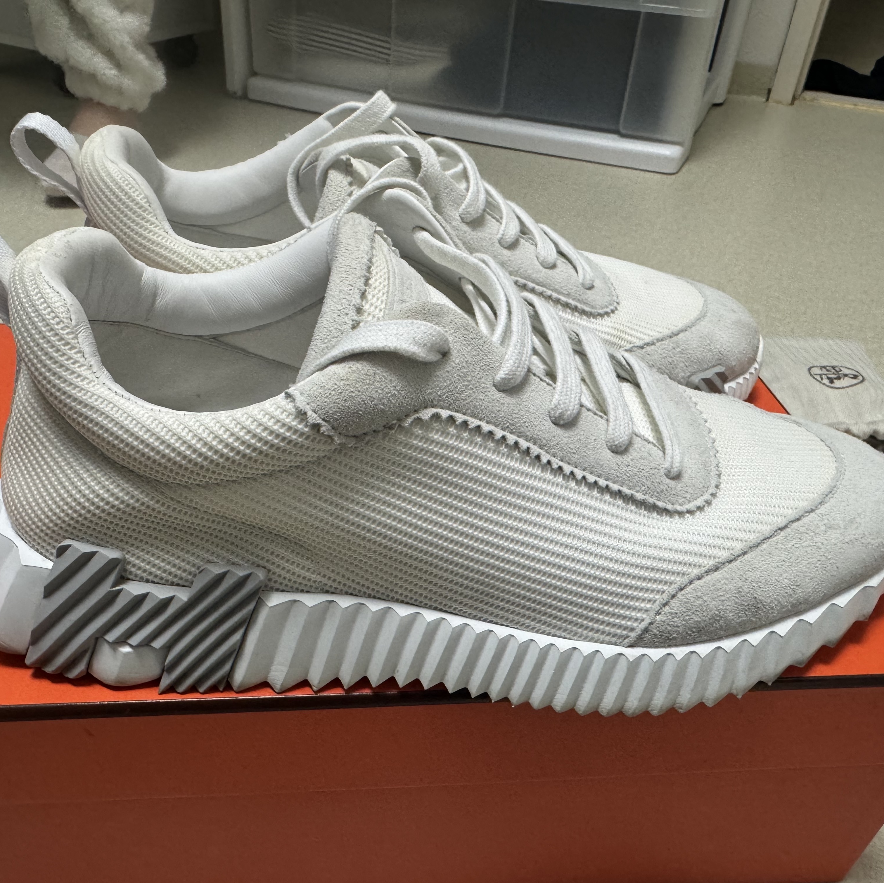 Hermes Bouncing Sneakers Mesh Suede Goatskin & Blanc Blanc 착용 스타일
