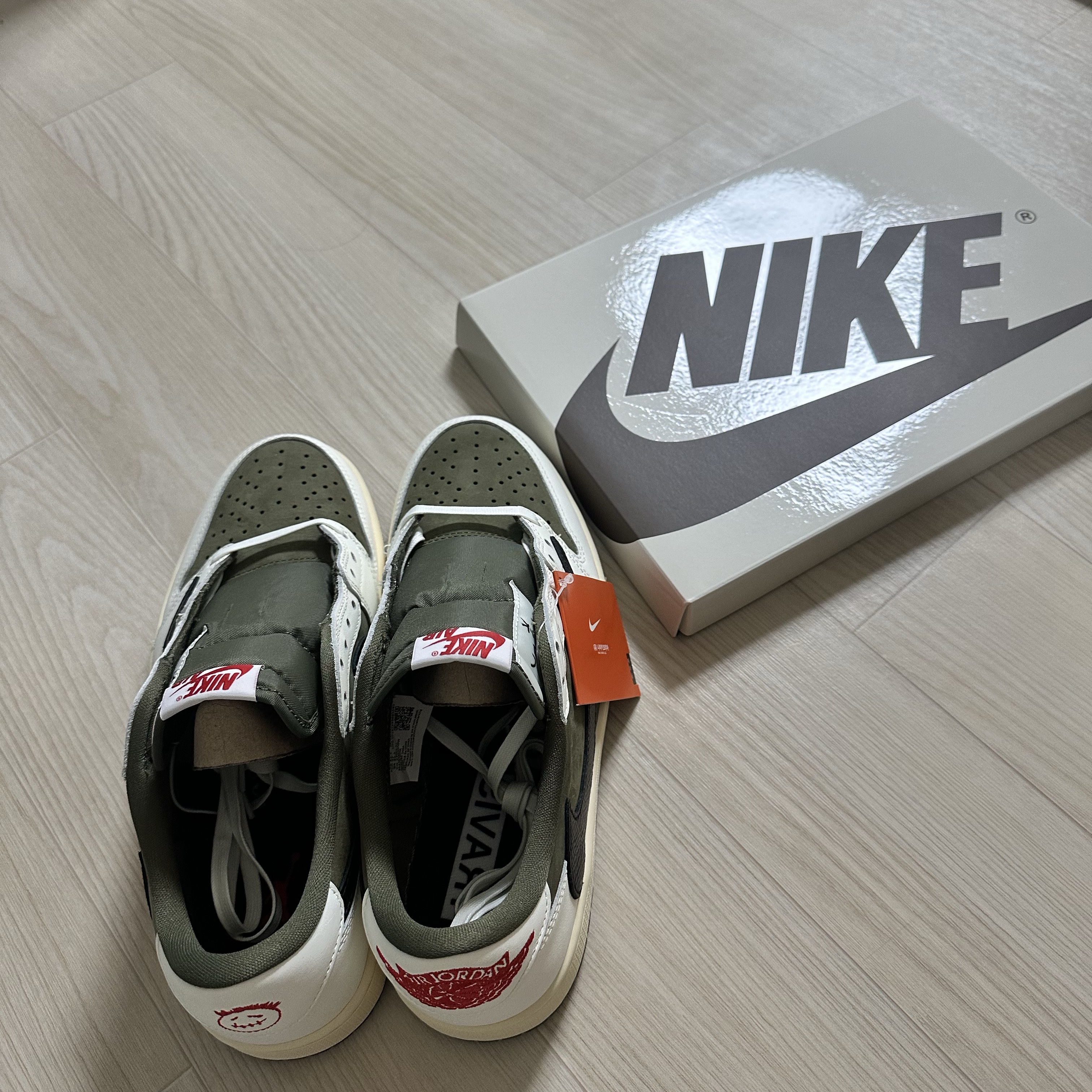 Jordan 1 x Travis Scott Retro Low OG SP Reverse Olive 착용 스타일 - 1