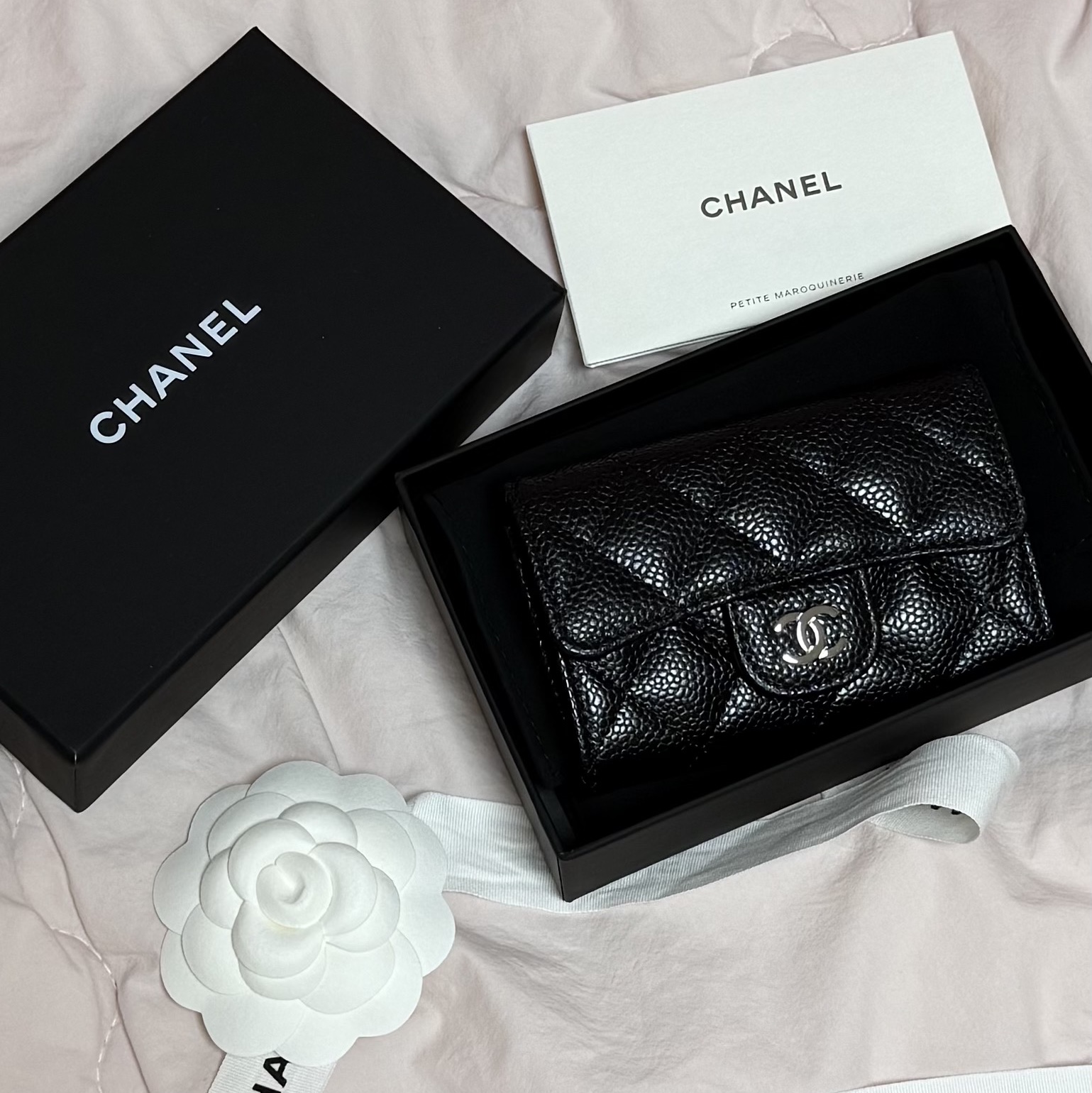 Chanel Classic Card Holder Grained Calfskin & Silver Black 착용 스타일