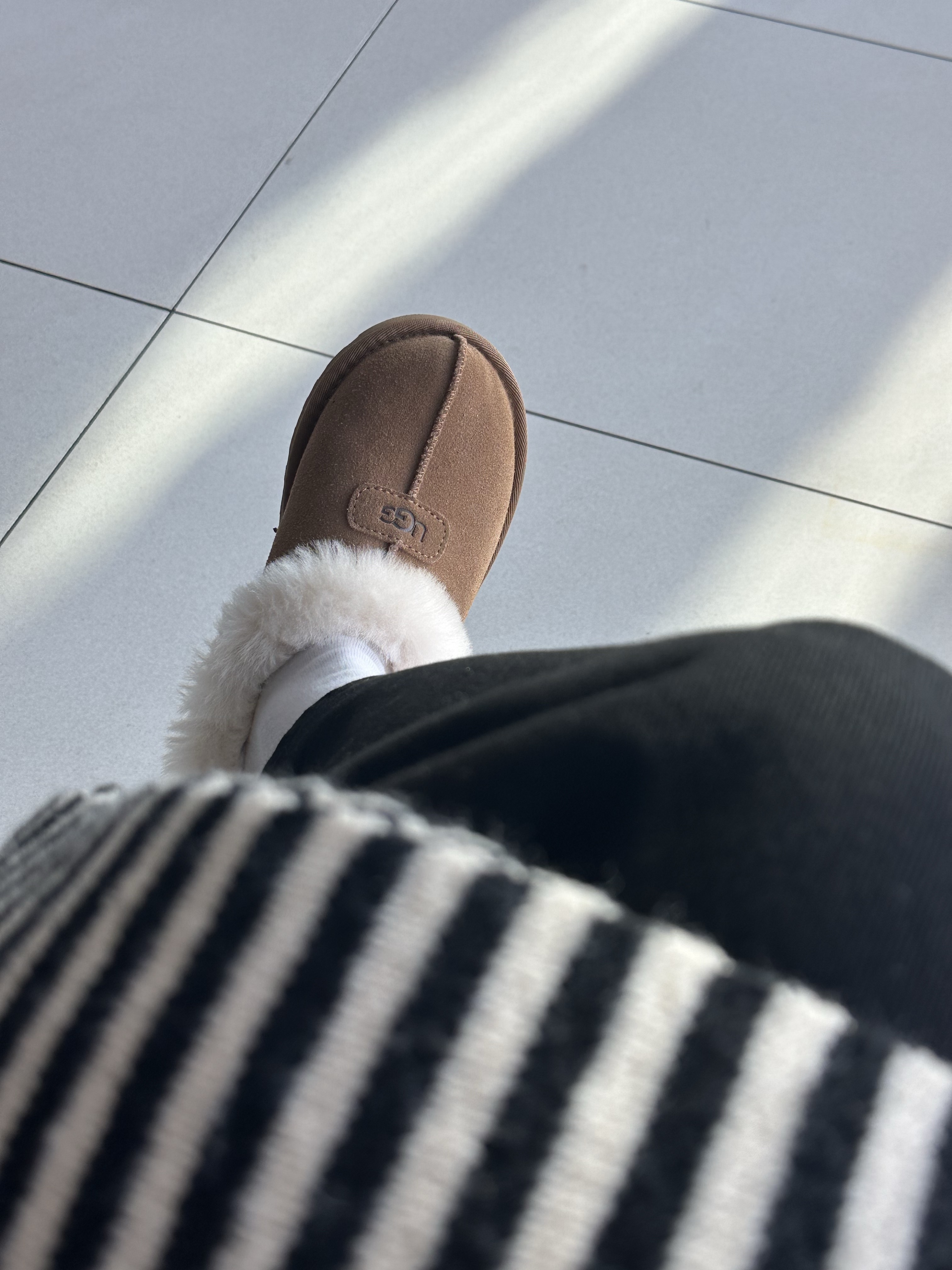 (W) UGG Tazzette Slipper Chestnut 착용 스타일 - 2