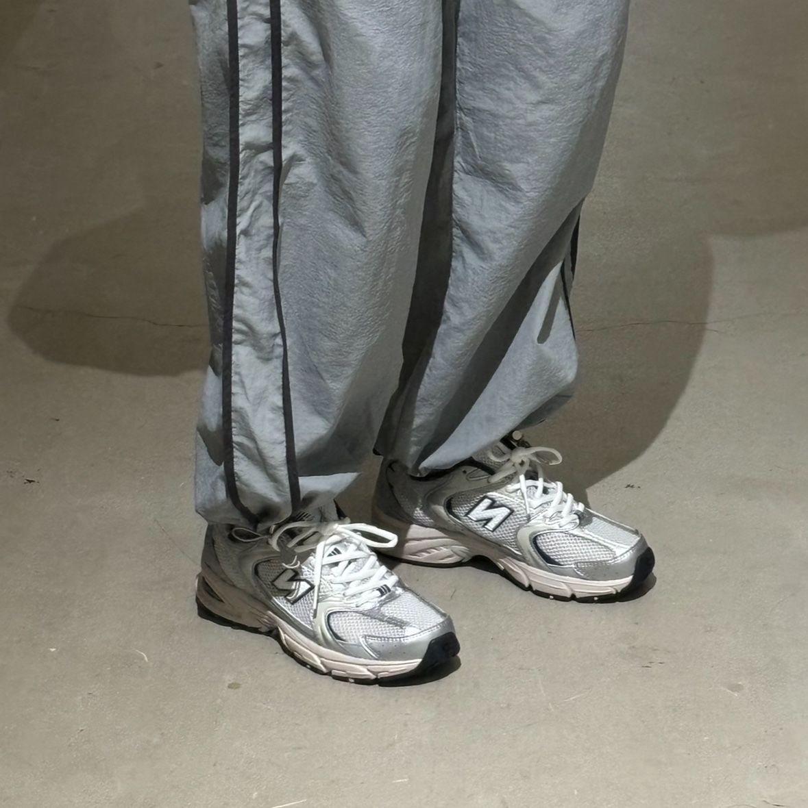 New Balance 530 Steel Grey 착용 스타일 - 2