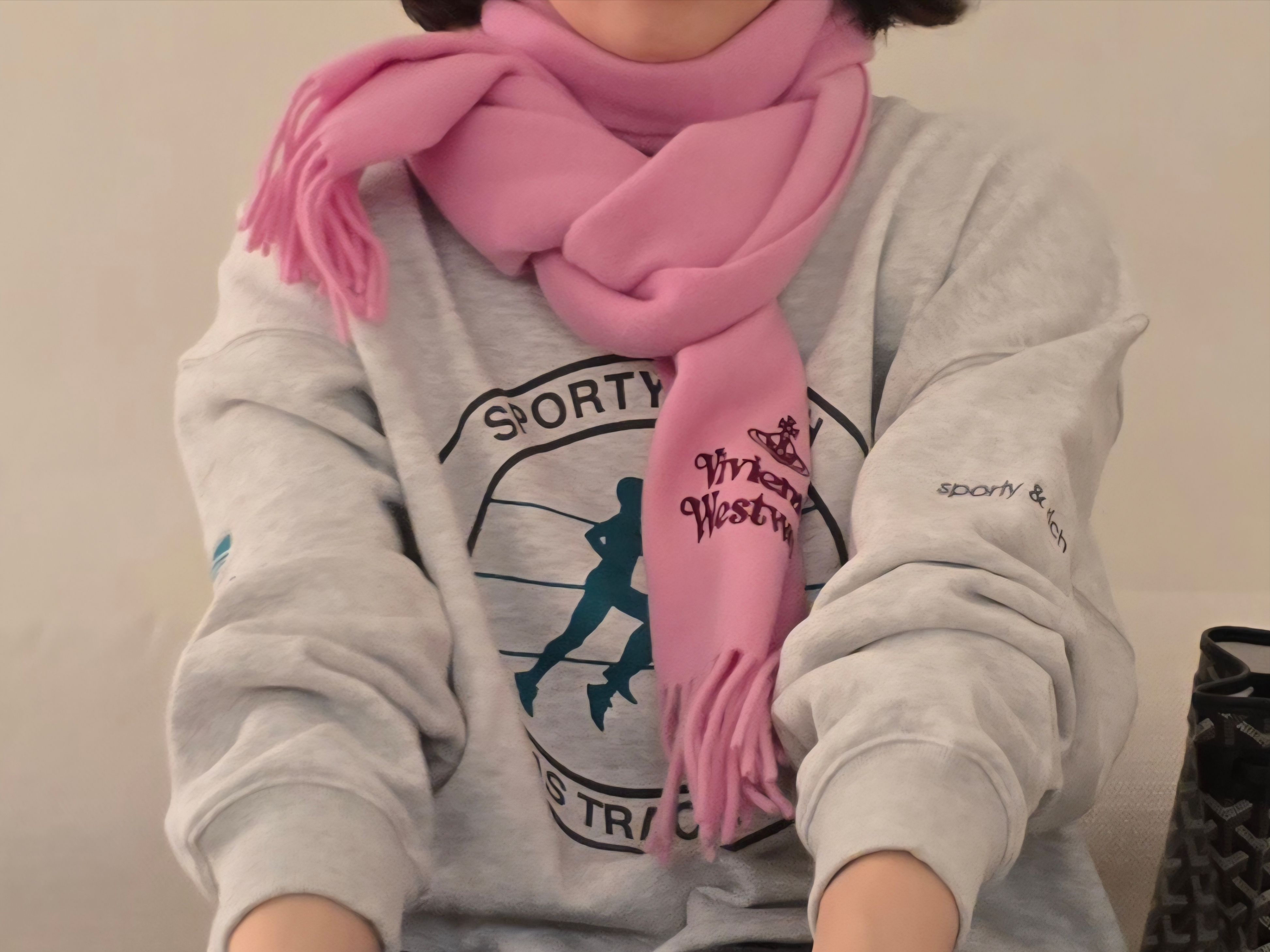 Vivienne Westwood Embroidered Logo Muffler Pink, Adidas Sporty & Rich Sweater Light Grey Heather - US Sizing 착용 스타일 - 1