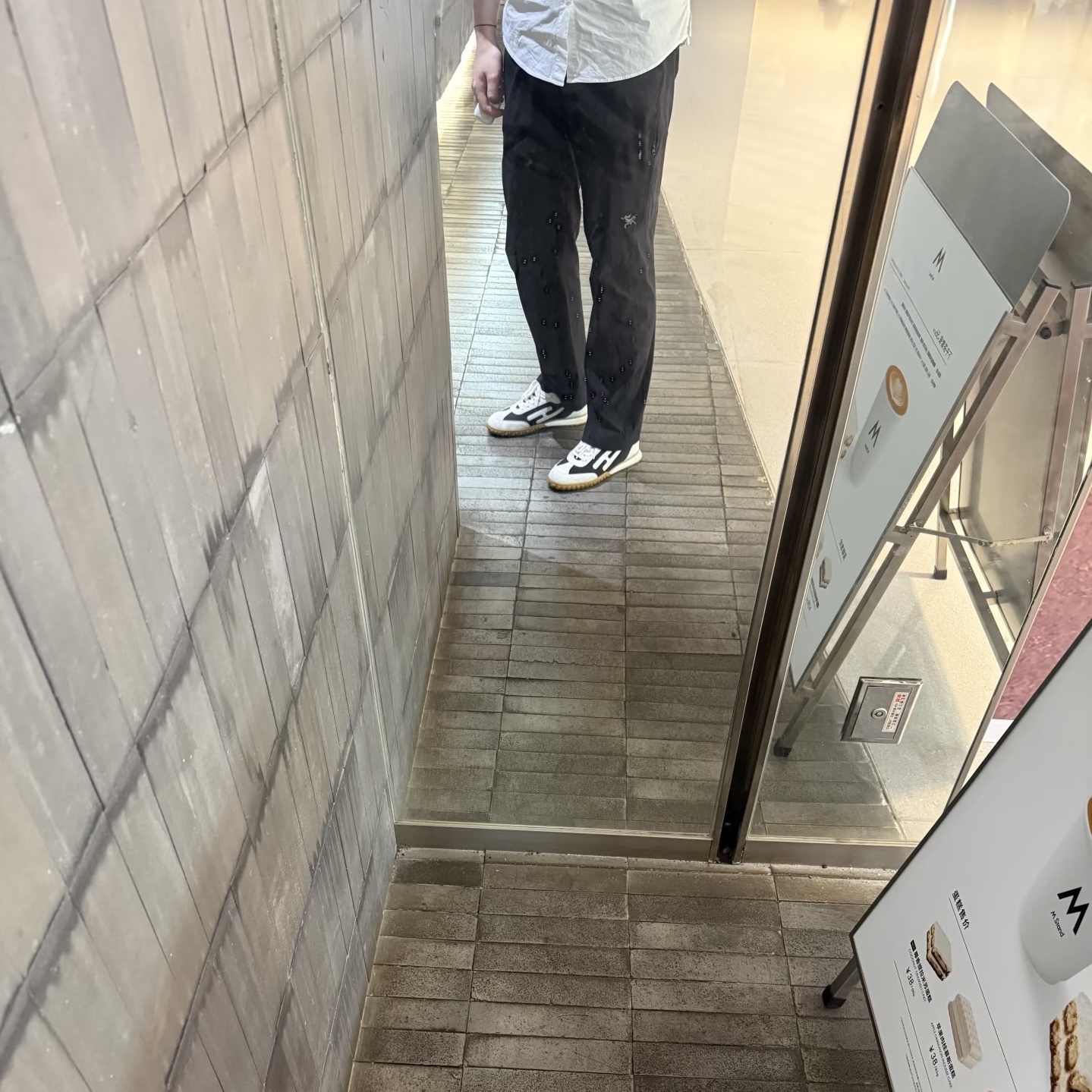 Hermes Jet Sneakers Technical Canvas Suede Goatskin & Noir Blanc, Arc'teryx Cronin Pants Black 착용 스타일 - 2