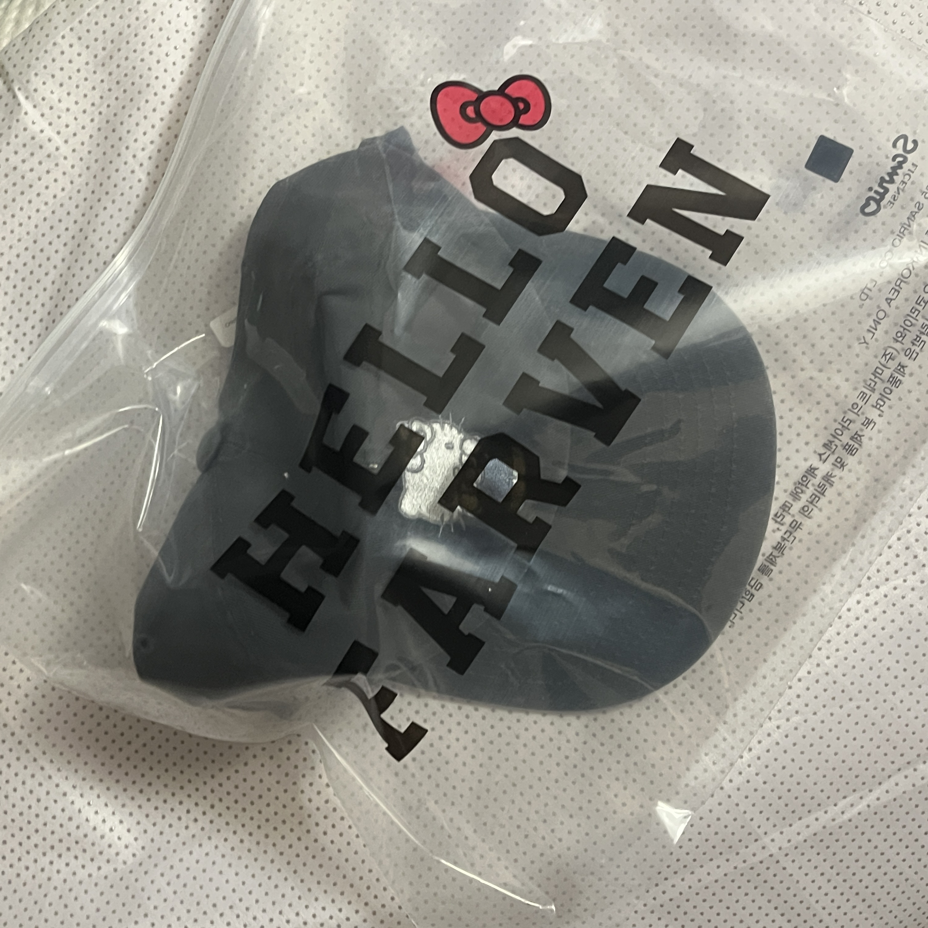 Farven x Hello Kitty Washed  Embroidered Ball Cap_Charcoal 착용 스타일 - 1
