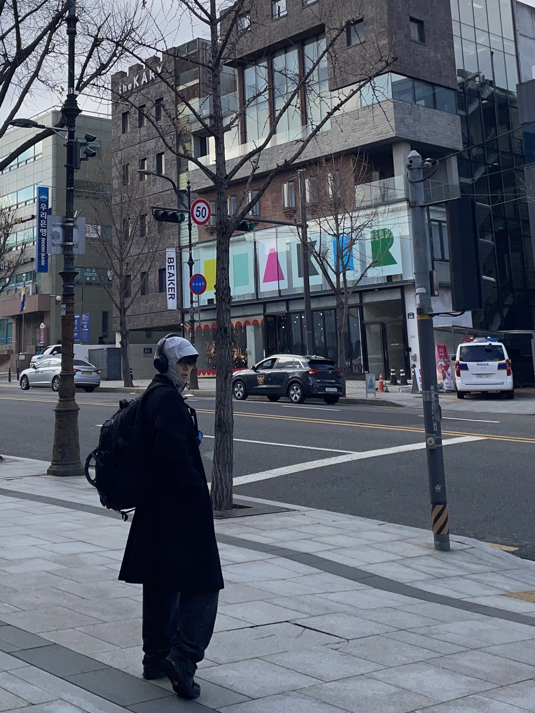 Oakley EVZero Path Matte White Frame Clear To Black Iridium Photochromic Lenses Low Bridge Fit 착용 스타일 - 3