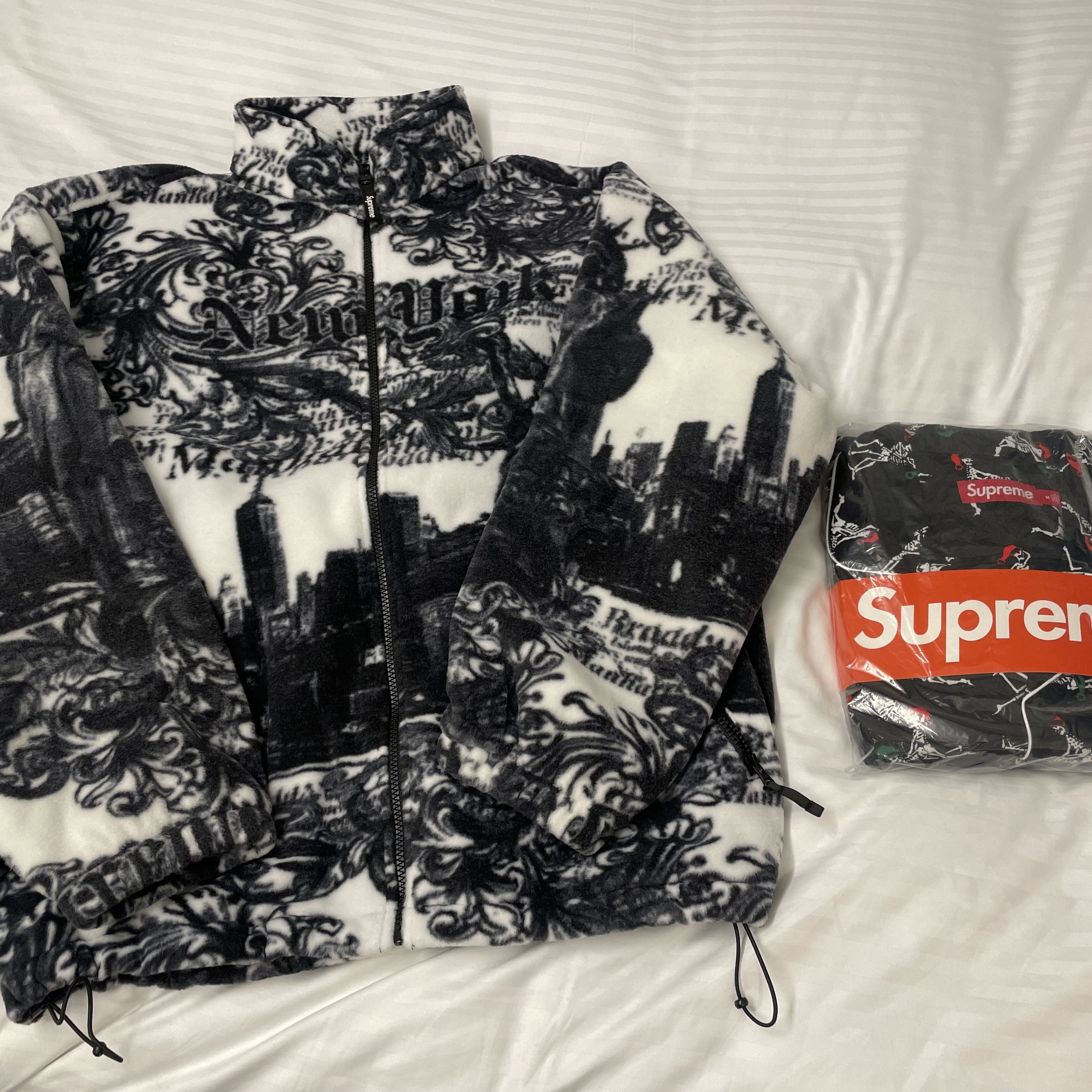 Supreme New York Fleece Jacket White - 25FW, Supreme Holiday Pajama Set Black - 25FW 착용 스타일 - 1