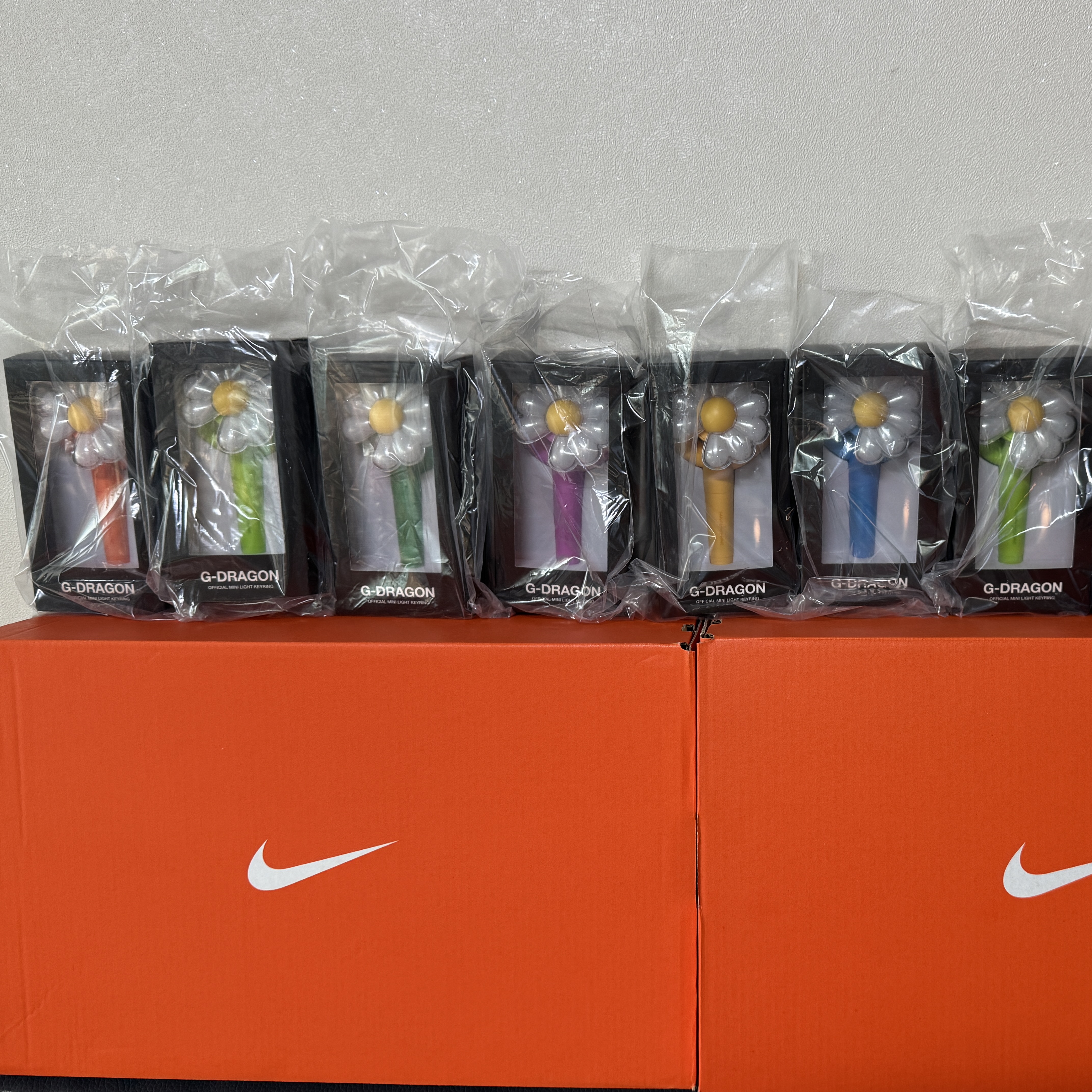 G-DRAGON Ubermensch Official Mini Light Keyring Orange, G-DRAGON Ubermensch Official Mini Light Keyring Sky Blue 착용 스타일