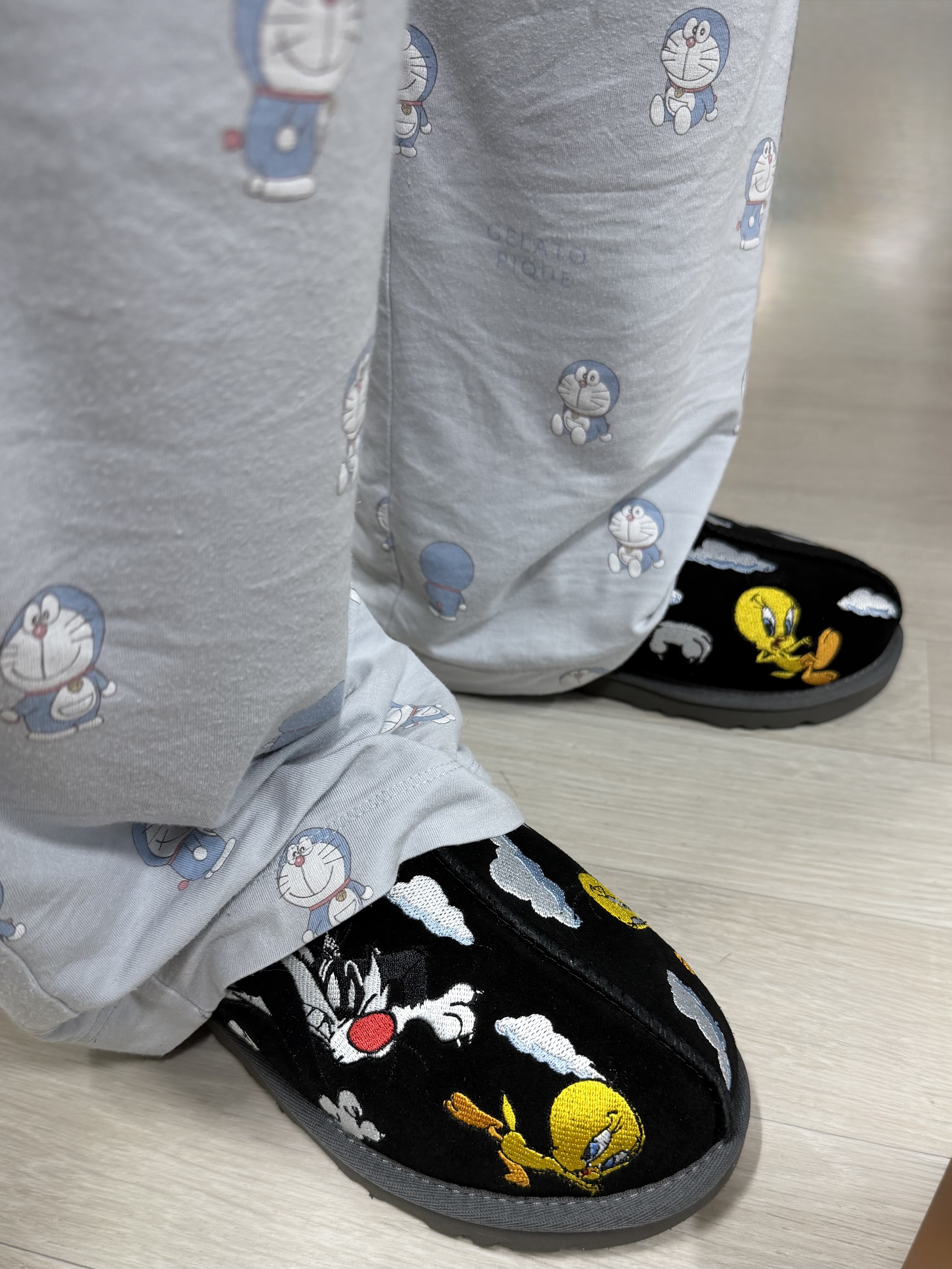 UGG x Palace x Looney Tunes Tasman Slipper Black 착용 스타일 - 1