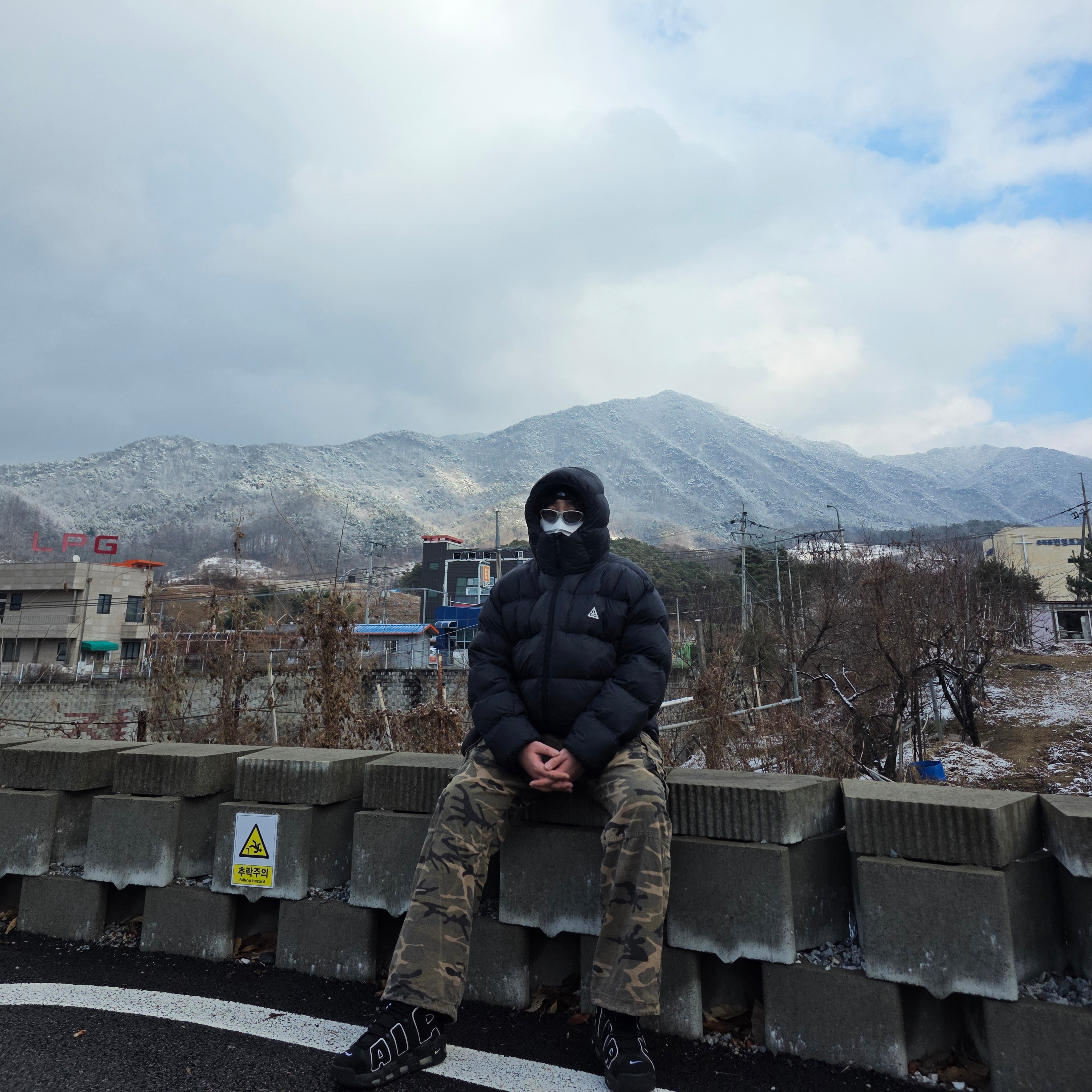 Montbell Trekking Glasses Silver Metallic Light Grey, Nike ACG Therma-Fit ADV Lunar Lake Loose Hooded Jacket Black Summit White - Asia 착용 스타일 - 2