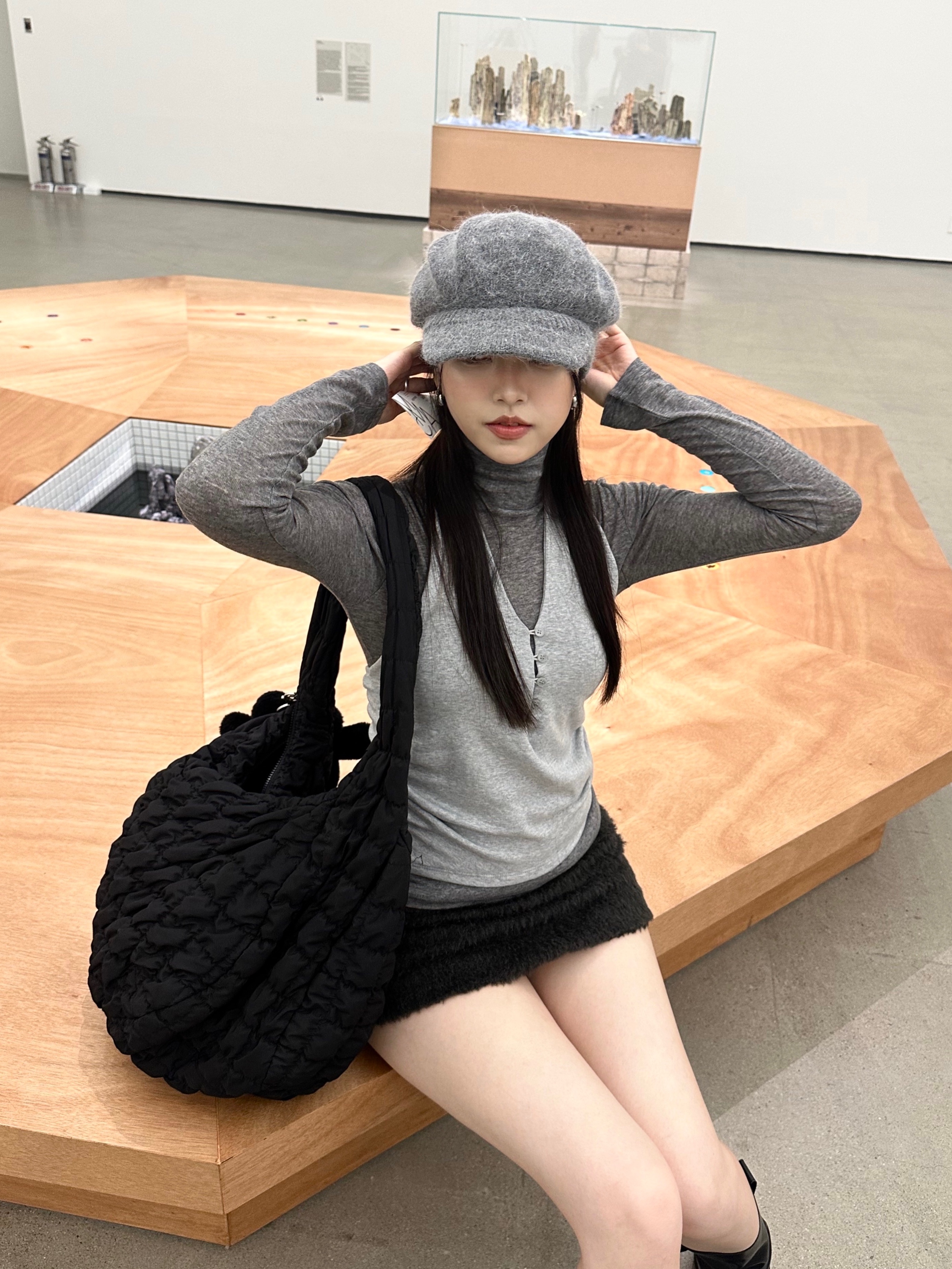 COS Quilted Oversized Shoulder Bag Black 착용 스타일 - 5
