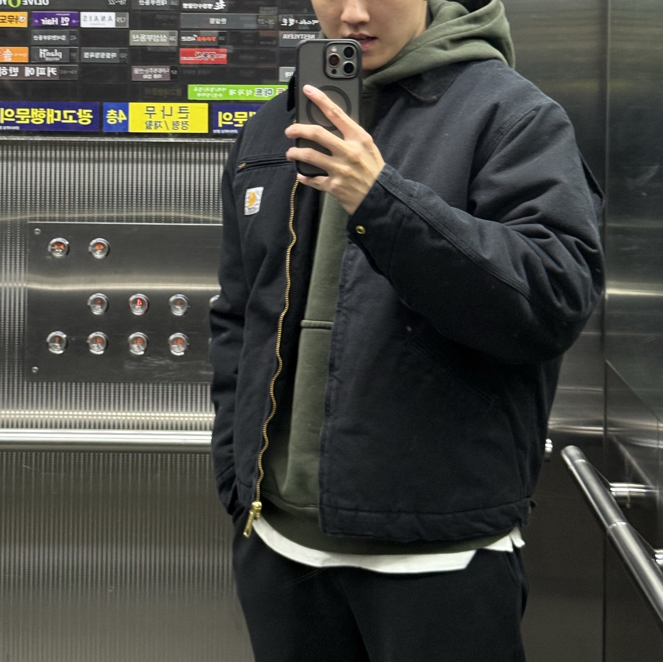 Carhartt WIP OG Detroit Jacket Black Stone Canvas, Nike x Billie Eilish NRG Fleece Hoodie Sequoia - Asia 착용 스타일