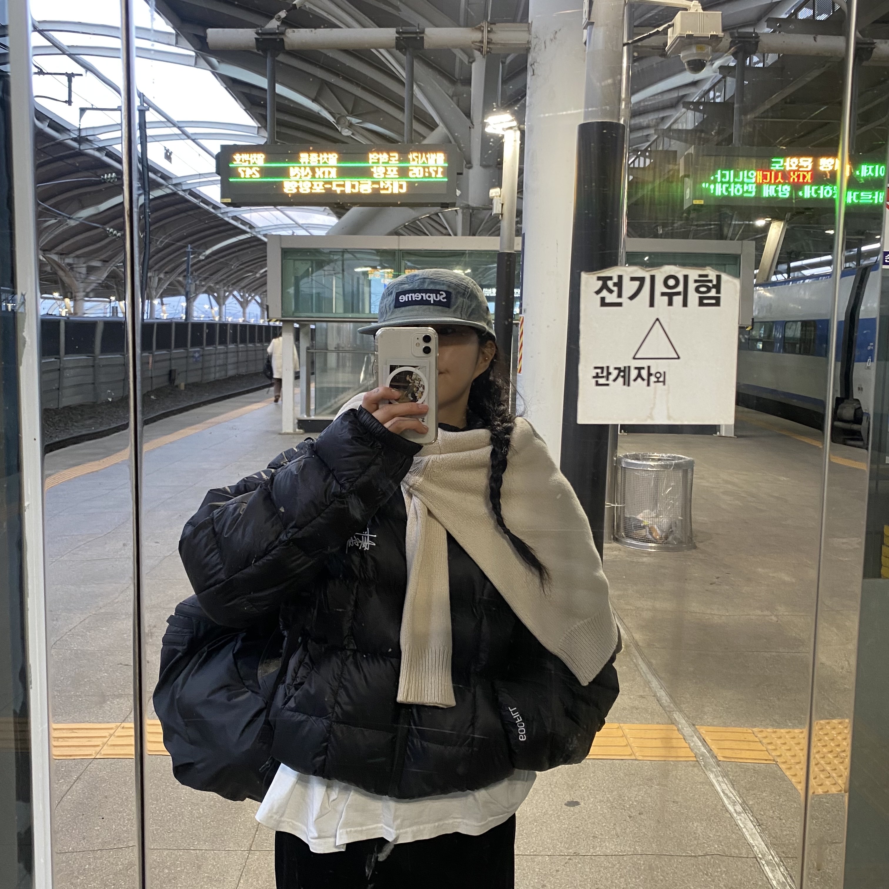 Stussy Midweight Puffer Black, Stussy Handwritten Sweater Natural 착용 스타일
