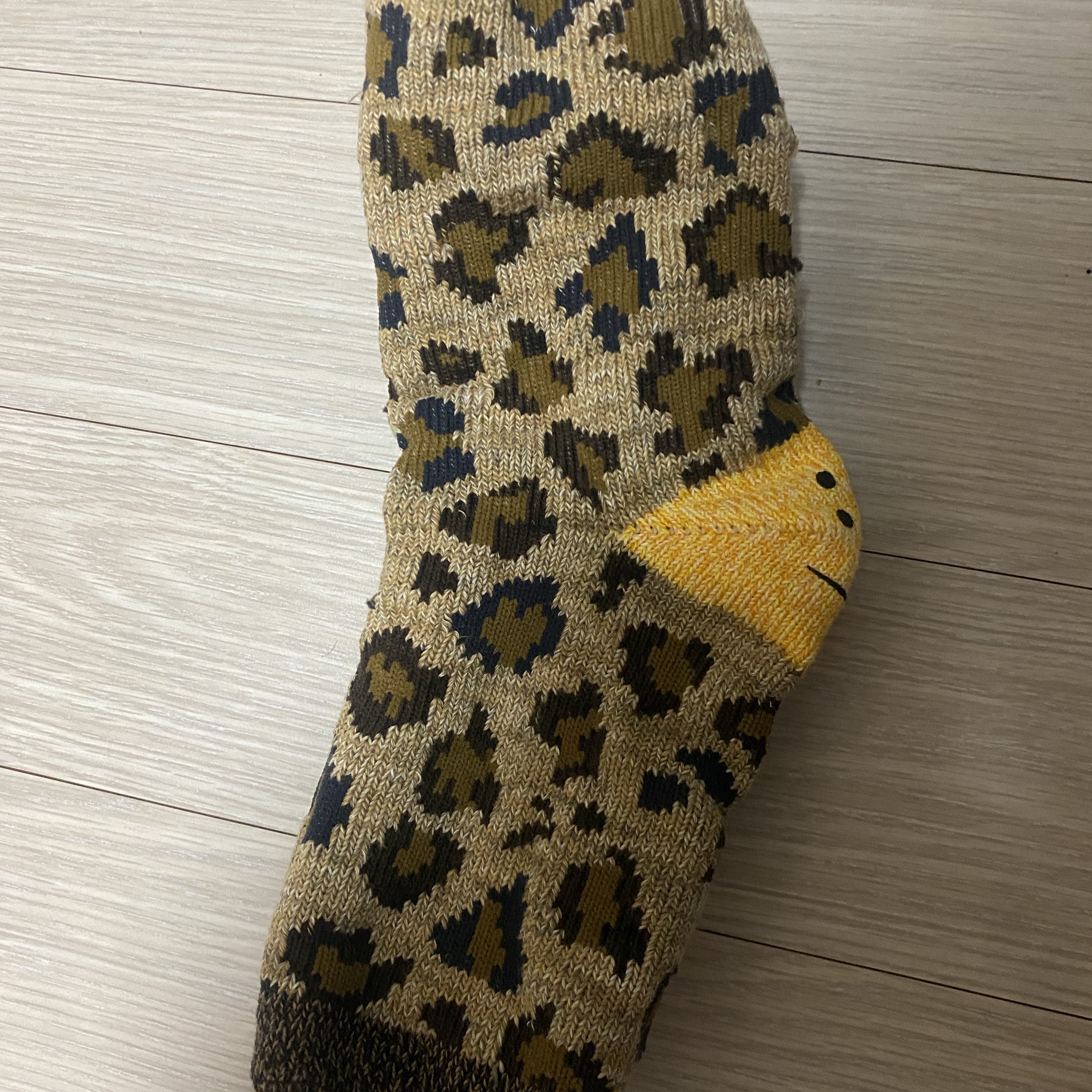 Kapital 84 Pieces Rainbowy Happy Heel Leopard Print Socks Brown 착용 스타일 - 1