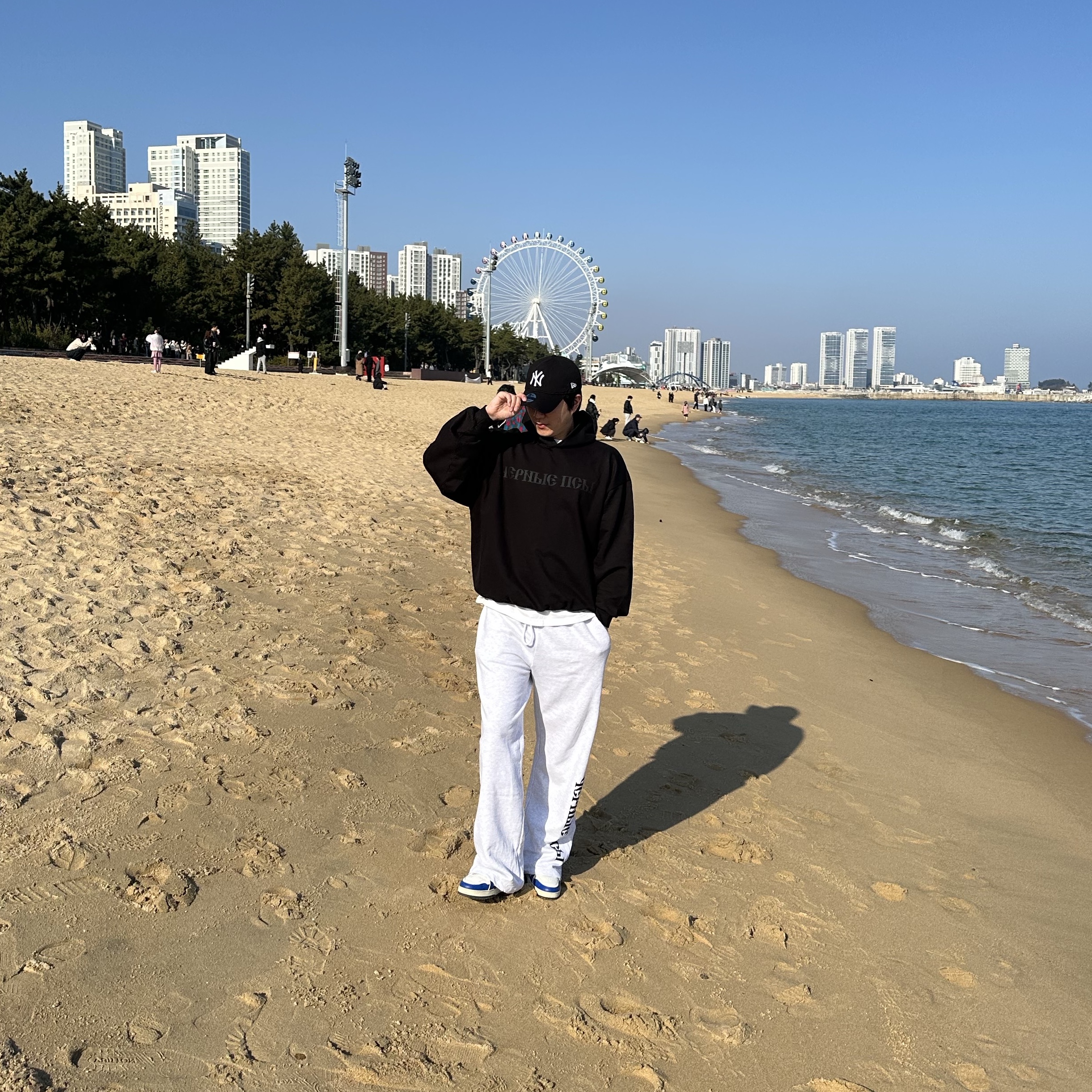 Yeezy x Gosha Rubchinskiy YZY Black Dogs Jogger Heather Grey, Yeezy x Gosha Rubchinskiy YZY Black Dogs Hoodie Black 착용 스타일 - 3