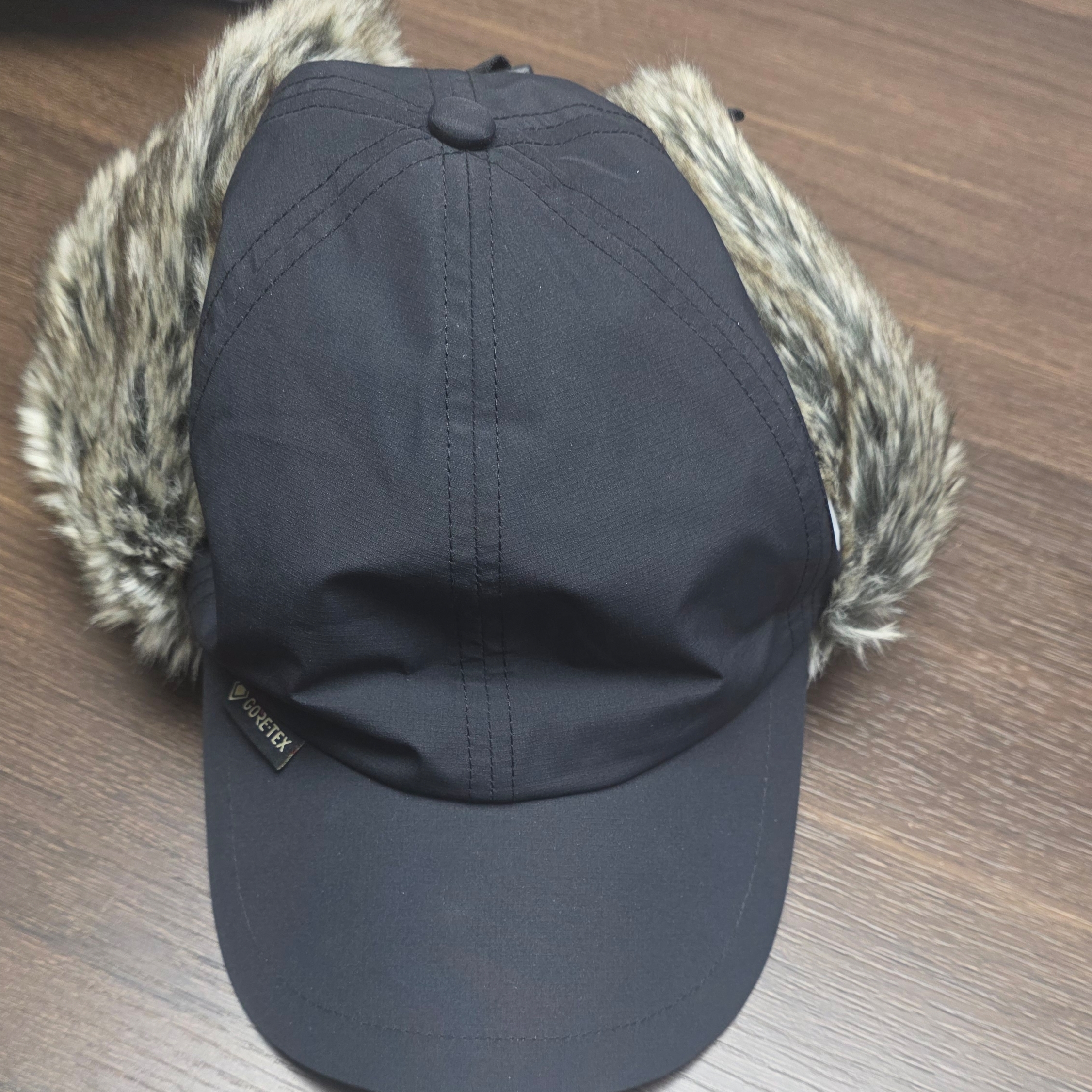 Palace Gore-Tex Dog Ear 6-Panel Black - 23FW 착용 스타일 - 1