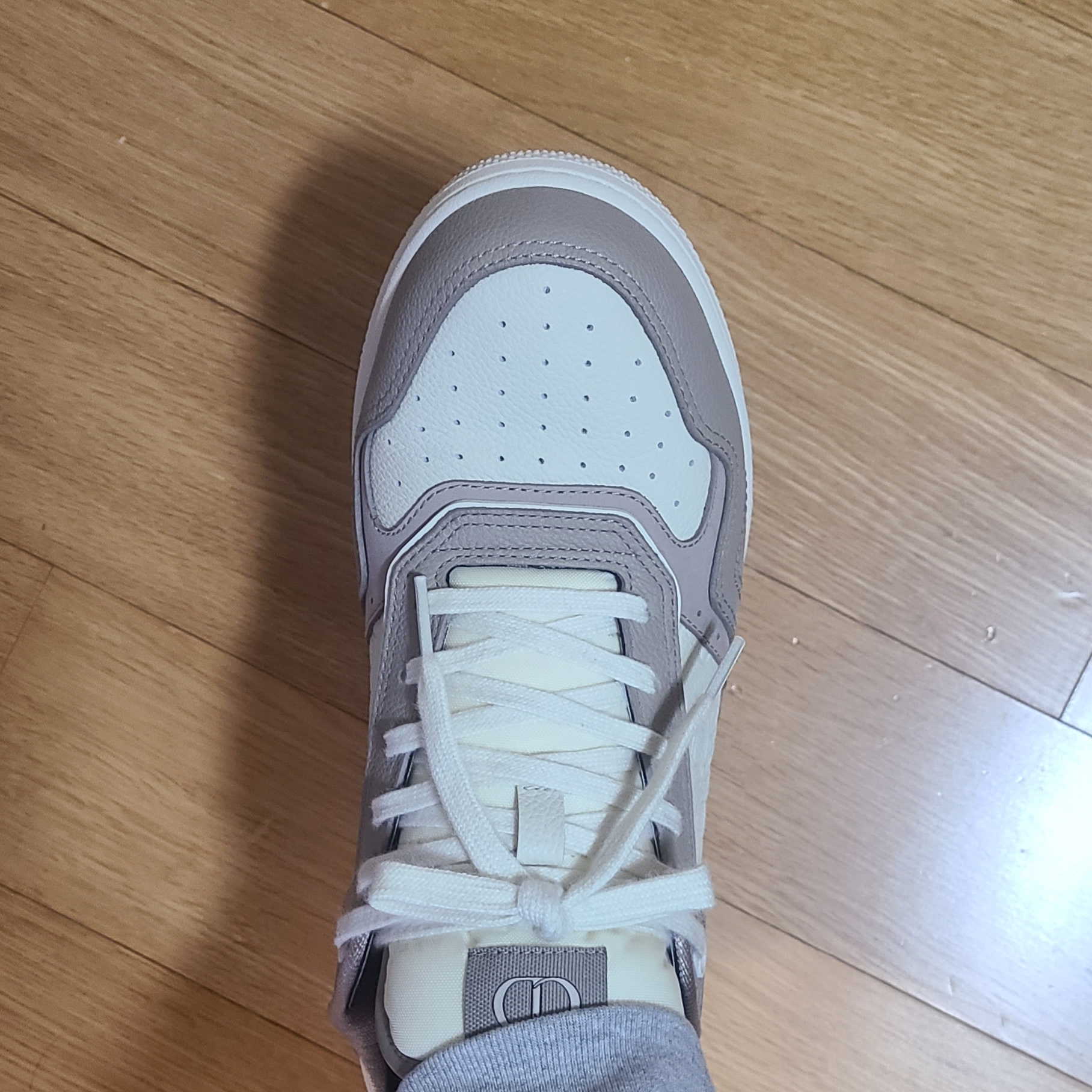 Dior B27 Uptown Low-Top Sneakers Grained Calfskin with Dior Gravity Leather Beige White 착용 스타일