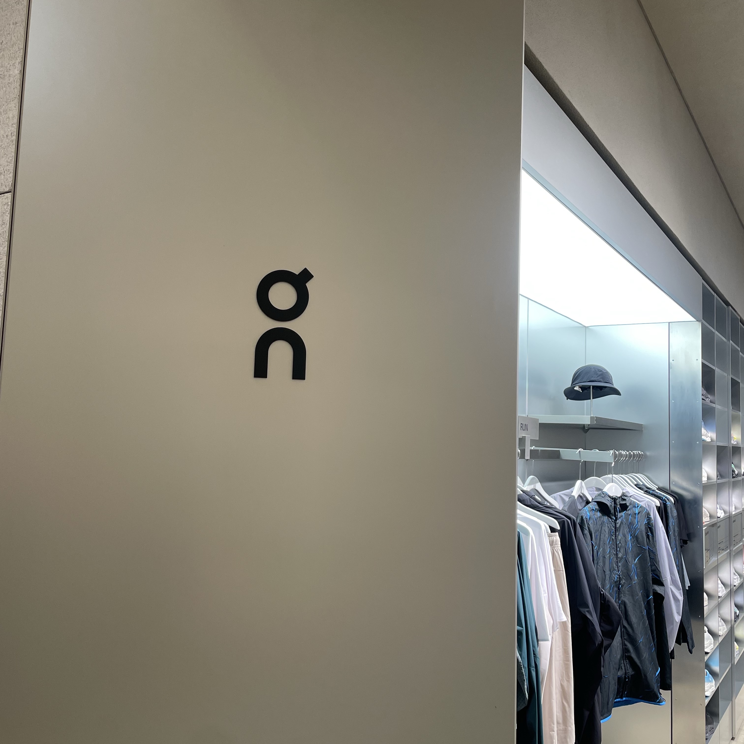 (W) On Running Cloud X 4 Ivory Black, On Running Cloud X 4 Ivory Black 착용 스타일 - 7