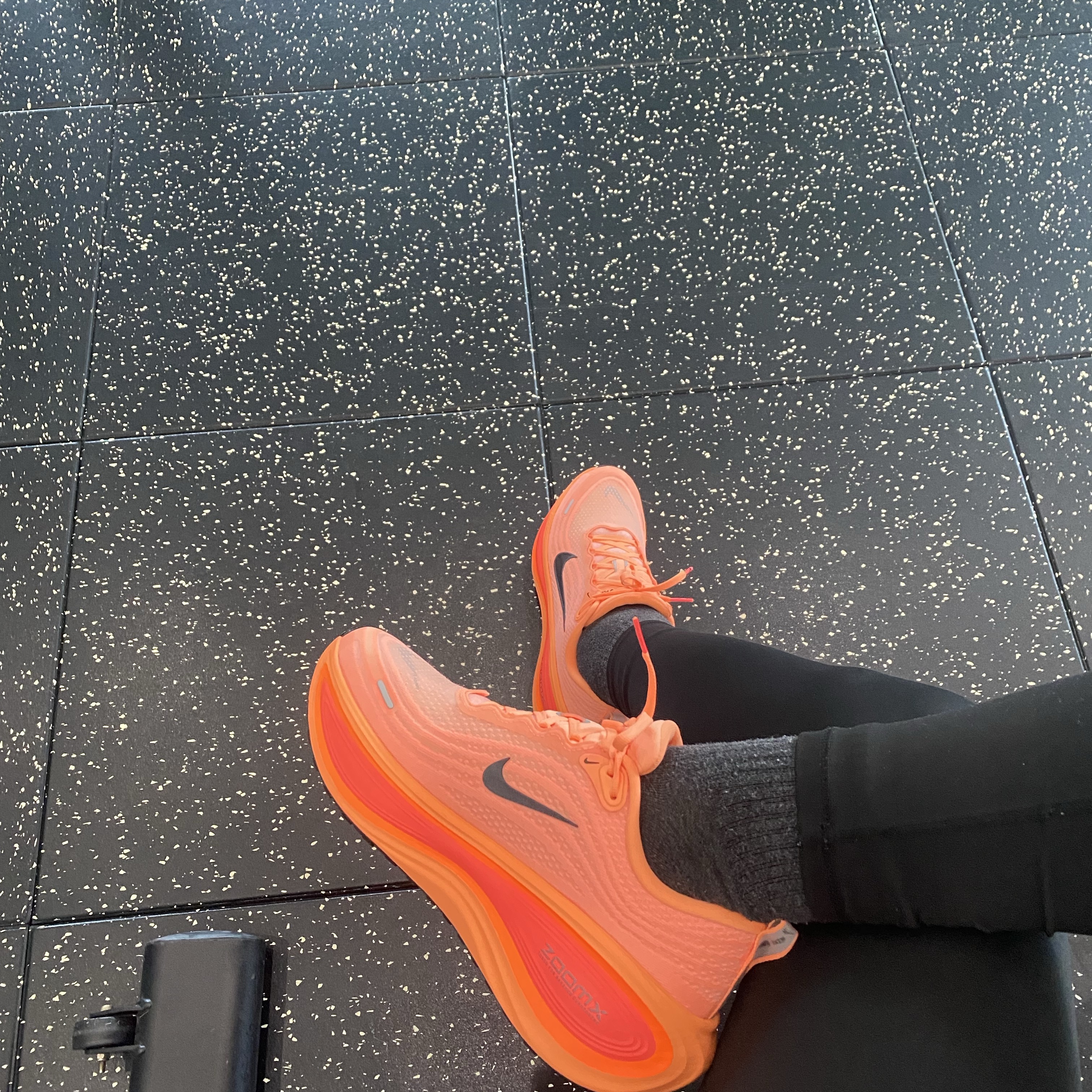 Nike Vomero Plus Orange Pulse Hot Lava 착용 스타일