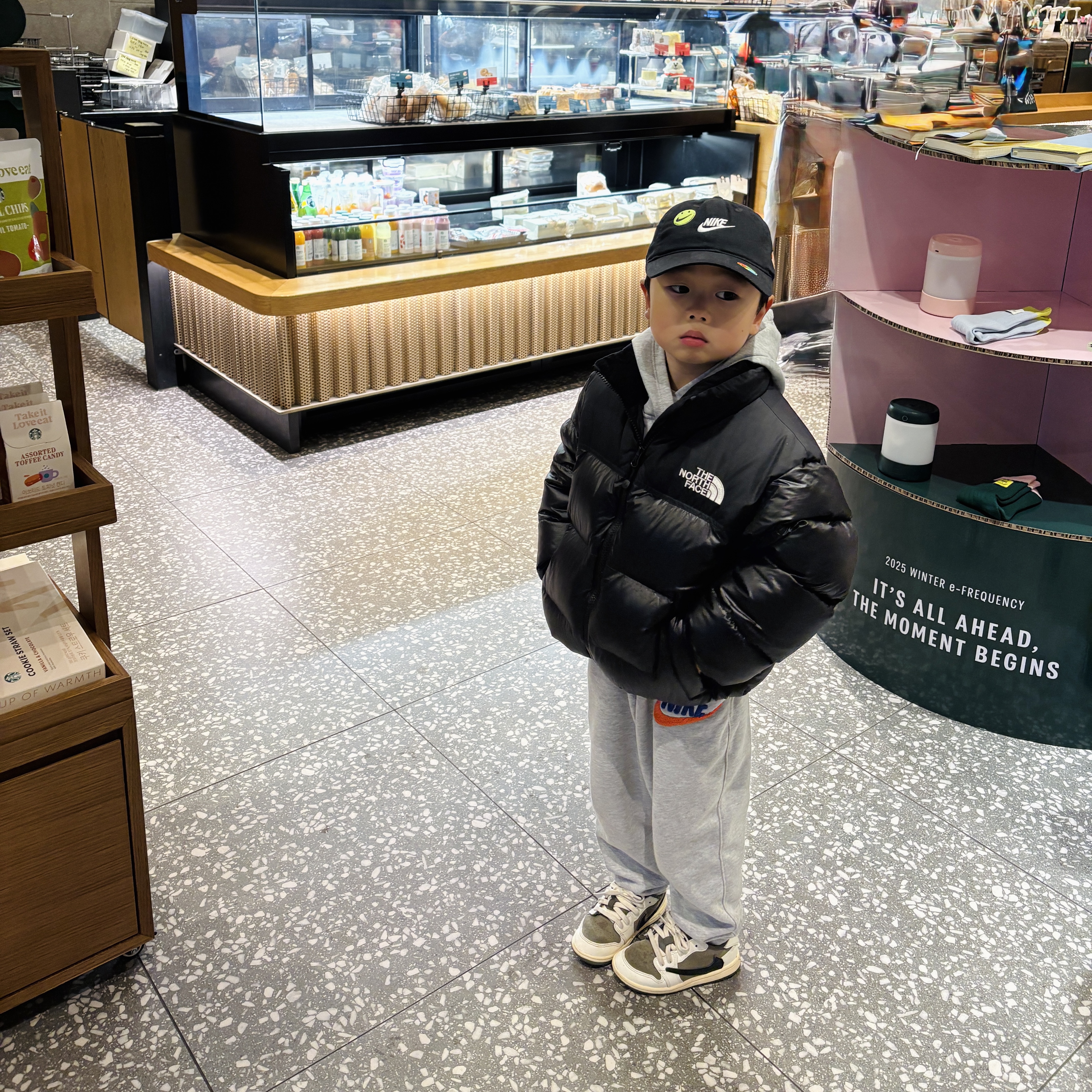 (Kids) The North Face 1996 Eco Nuptse Down Jacket Real Black, (TD) Jordan 1 x Travis Scott Retro Low OG SP Reverse Olive 착용 스타일 - 1