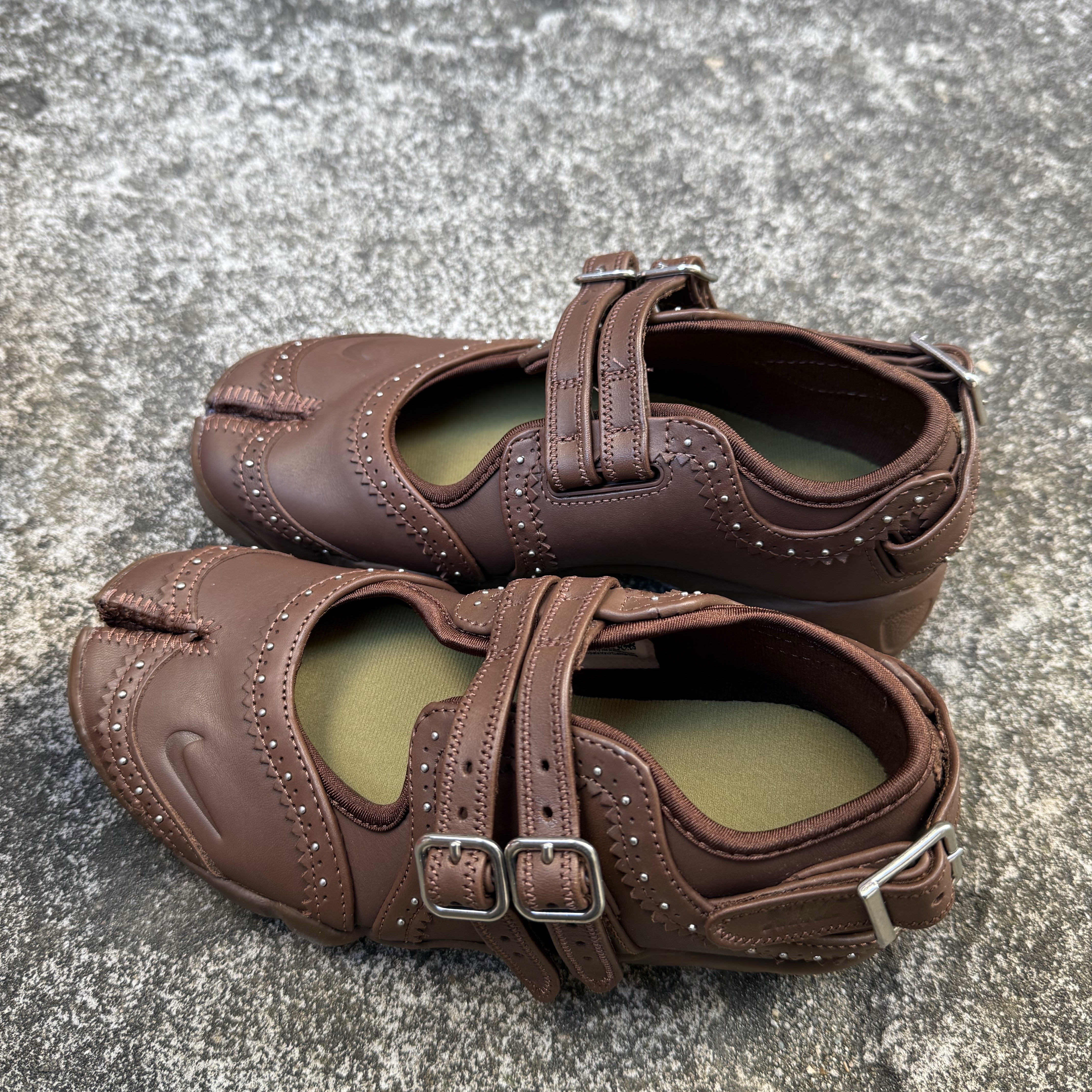 (W) Nike Air Rift Light British Tan 착용 스타일 - 3