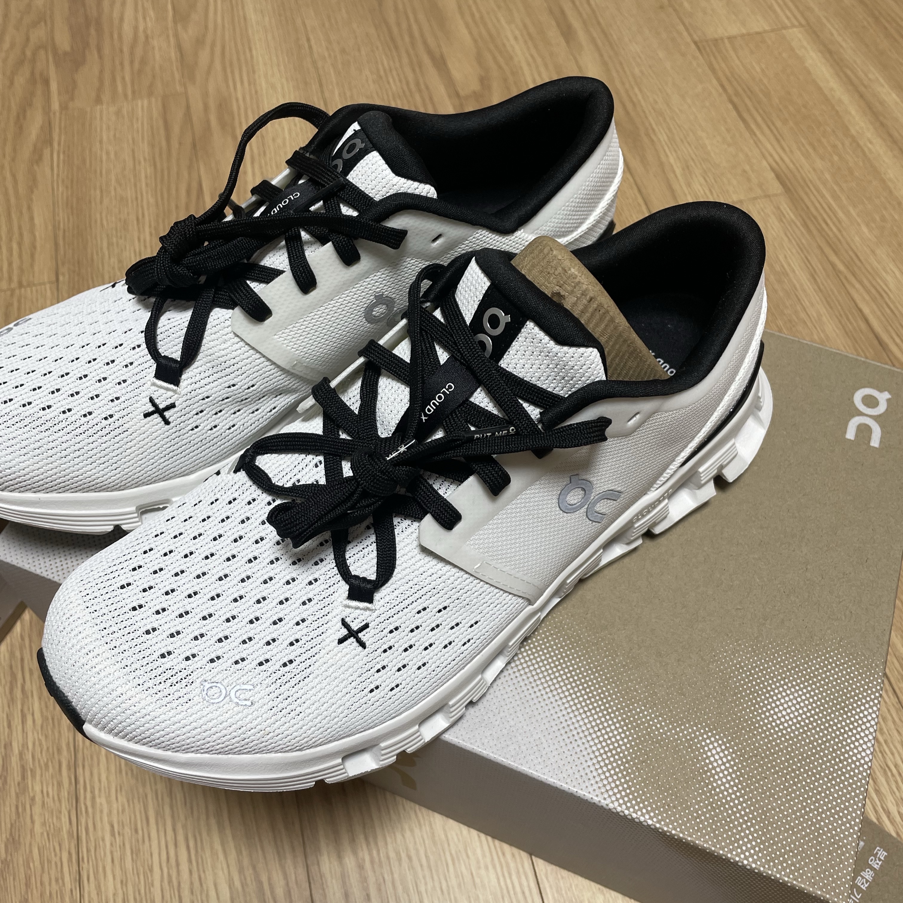 (W) On Running Cloud X 4 Ivory Black, On Running Cloud X 4 Ivory Black 착용 스타일 - 2